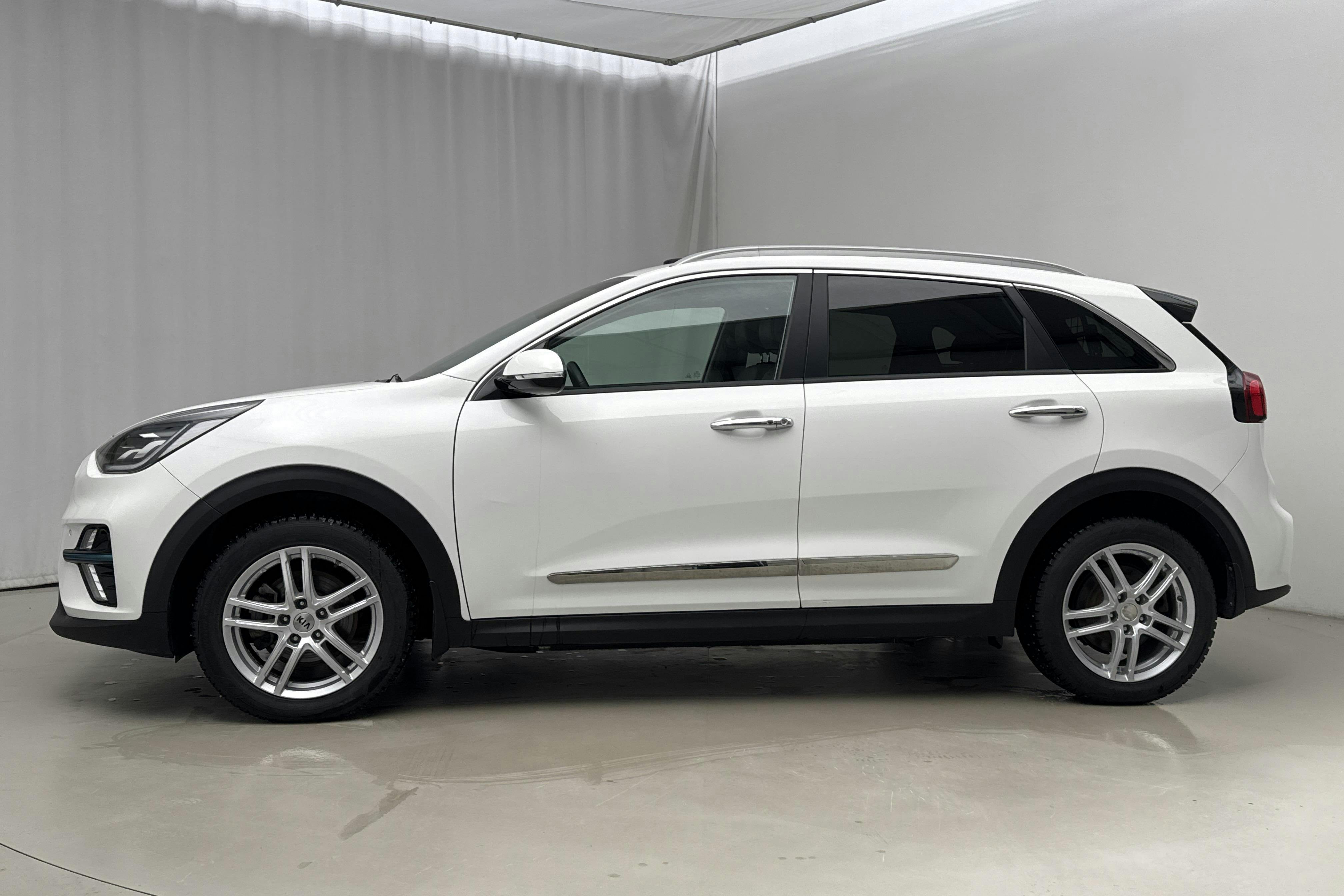 Zdjęcie prezentacyjne 2 z 24: KIA e-Niro 64kWh (204hk) - 27 290 km - Automatyczna - biały - 2020