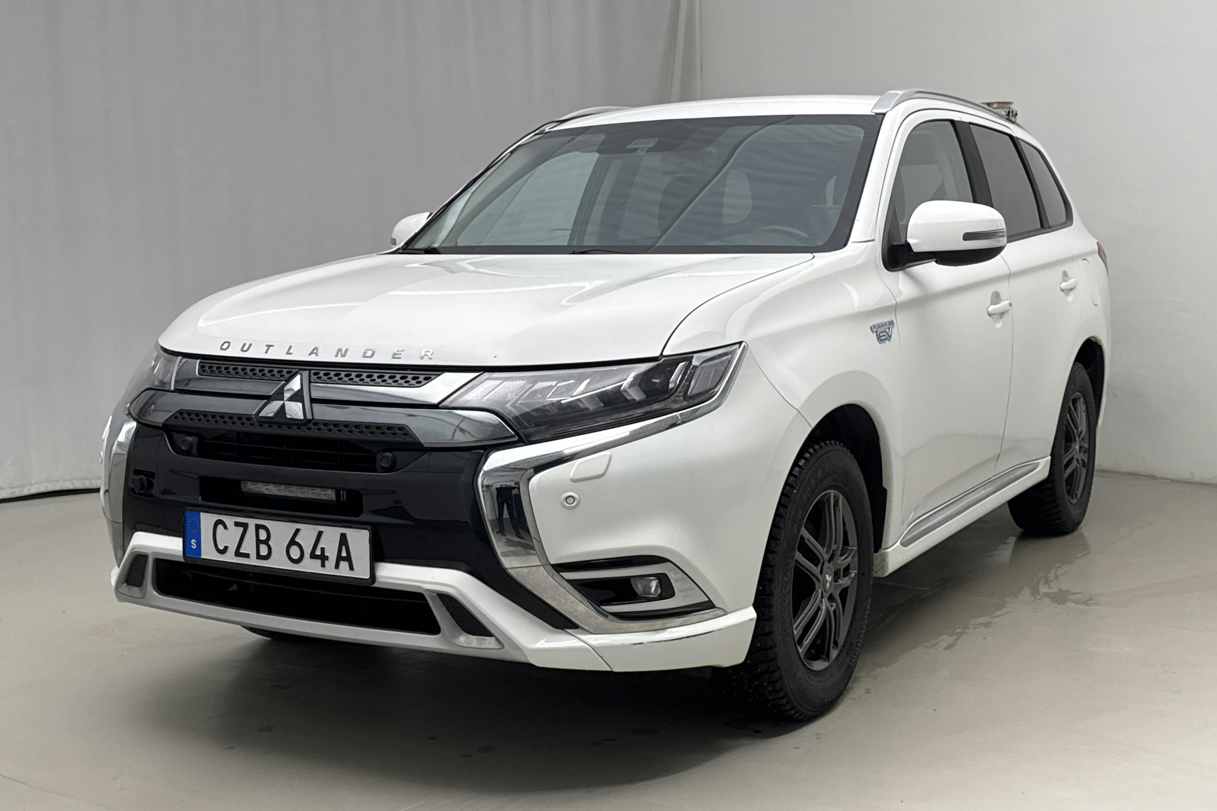 Præsentationsfoto 1 af 22: Mitsubishi Outlander 2.4 Plug-in Hybrid 4WD (136hk) - 72 460 kilometer - Salgsautomat - Hvid - 2020