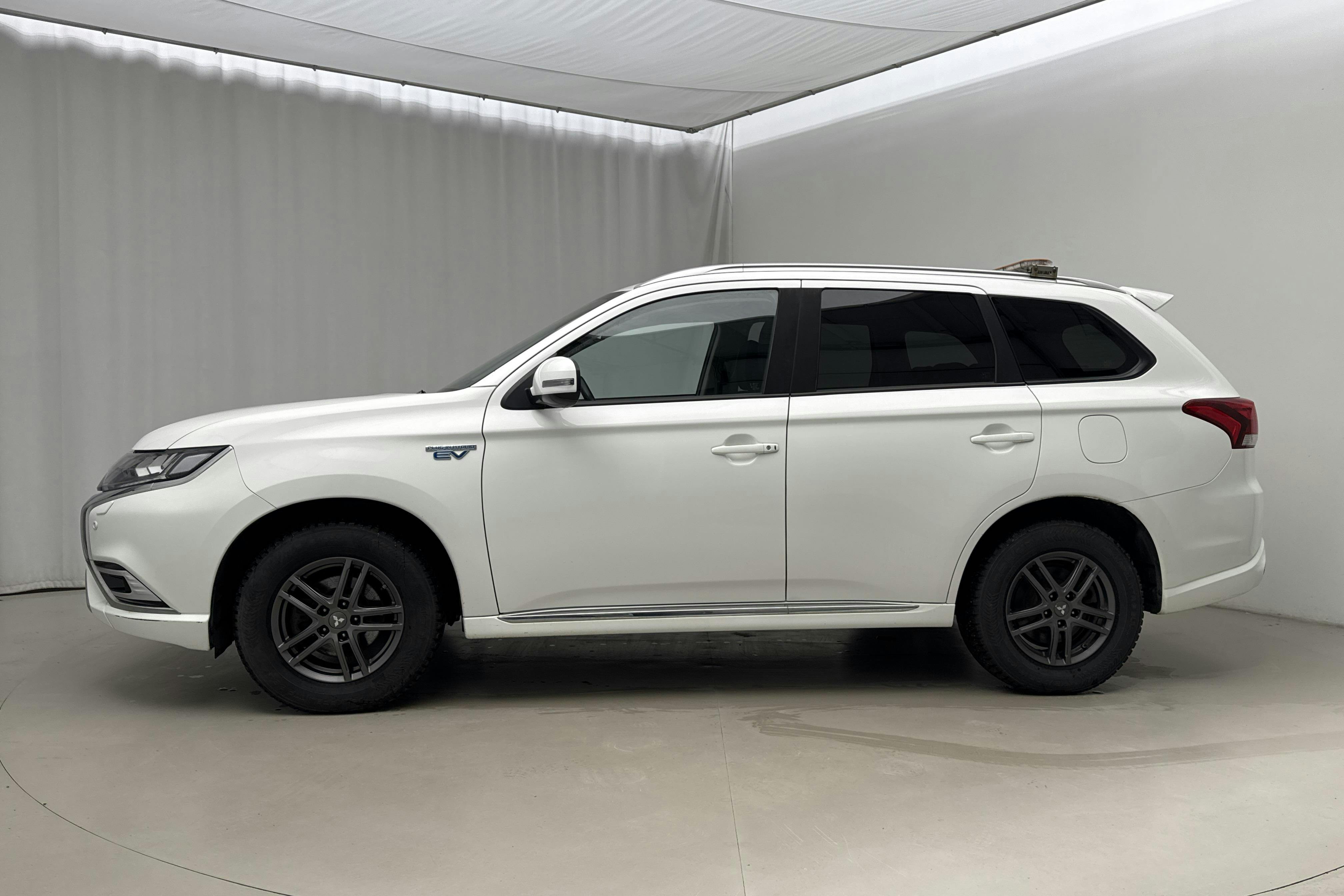 Præsentationsfoto 2 af 22: Mitsubishi Outlander 2.4 Plug-in Hybrid 4WD (136hk) - 72 460 kilometer - Salgsautomat - Hvid - 2020