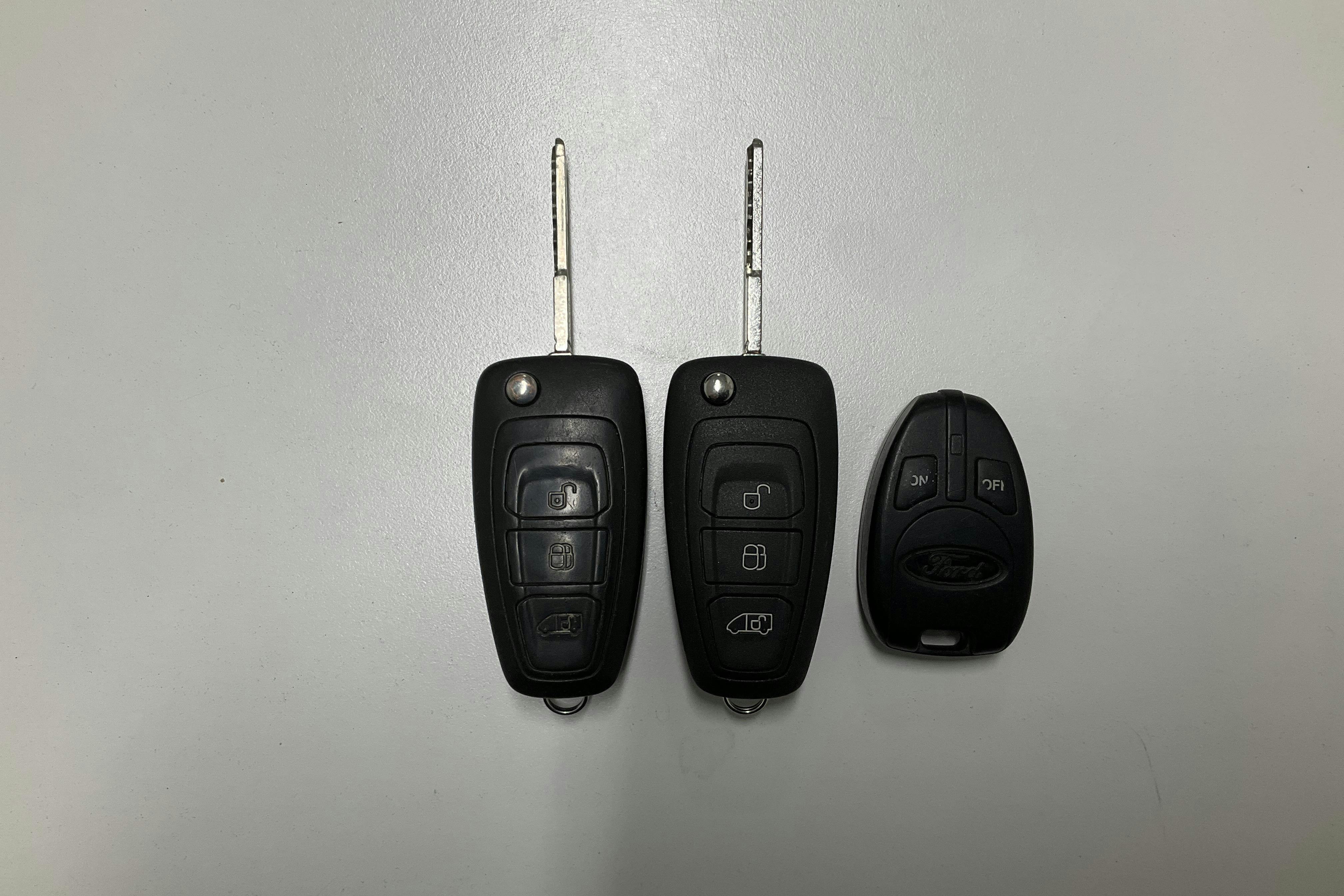 Presentationsfoto 13 av 13: Ford Transit Custom 300 (170hk) - 17 551 mil - Automat - röd - 2018