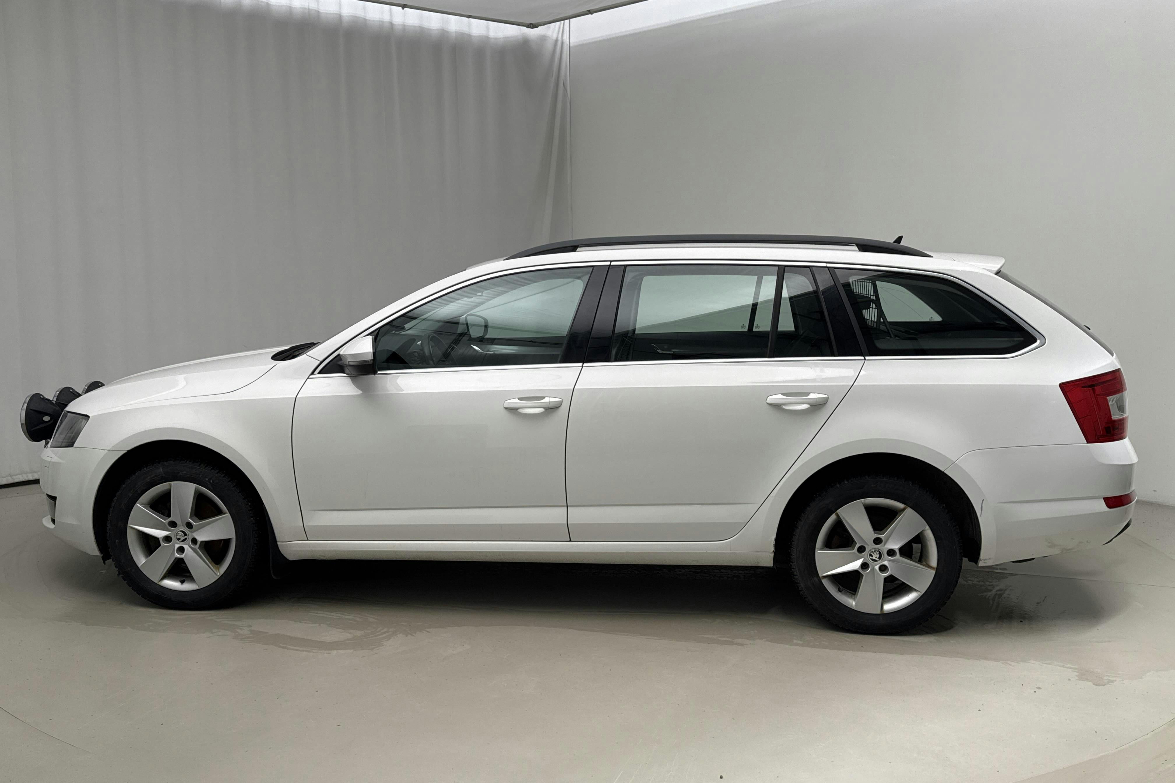 Presentationsfoto 2 av 13: Skoda Octavia III 1.6 TDI Combi 4X4 (110hk) - 9 755 mil - Manuell - vit - 2016