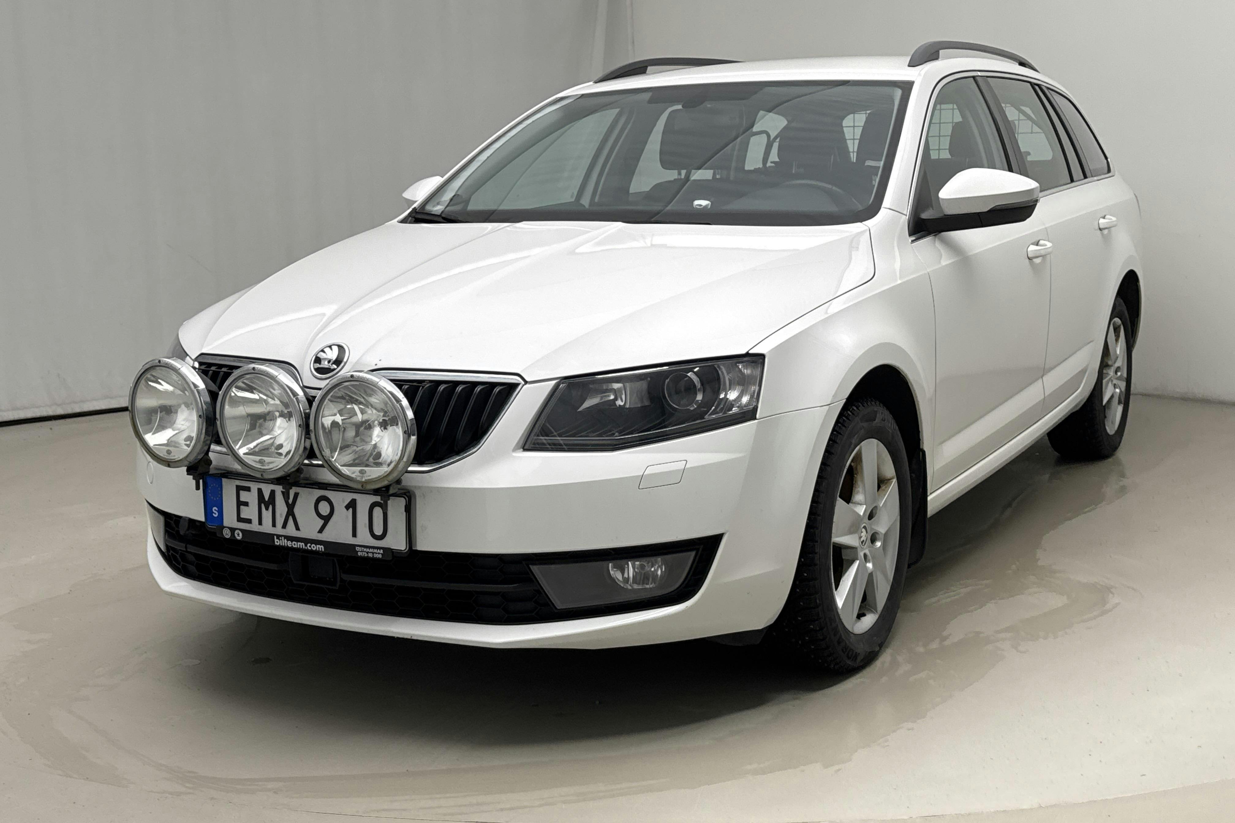 Presentationsfoto 1 av 13: Skoda Octavia III 1.6 TDI Combi 4X4 (110hk) - 9 755 mil - Manuell - vit - 2016