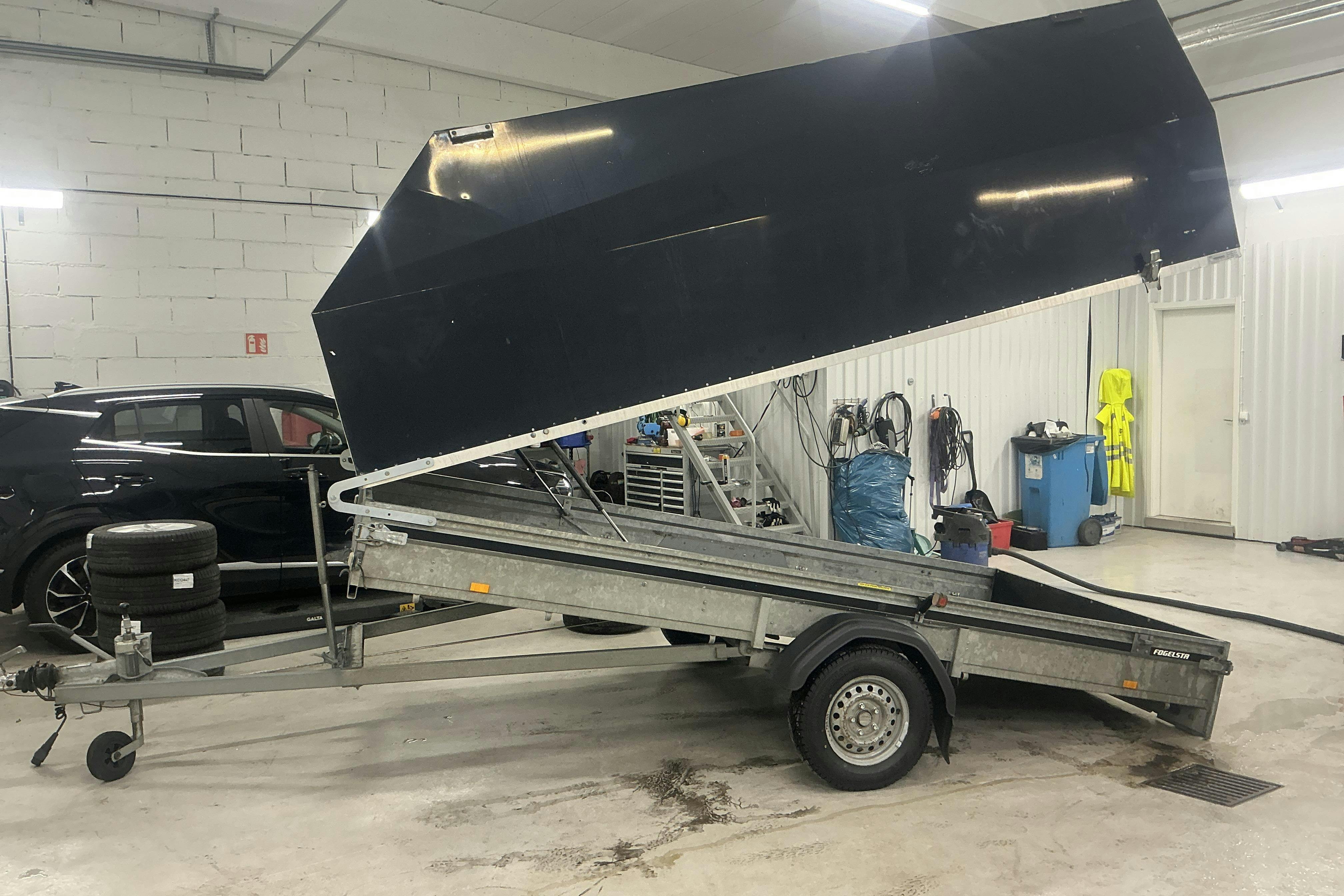 Presentationsfoto 2 av 13: FOGELSTA S1938 OUTLINE Kåpsläpvagn med tippfunktion (Rep.Objekt) Släpvagn - 0 km - 2014