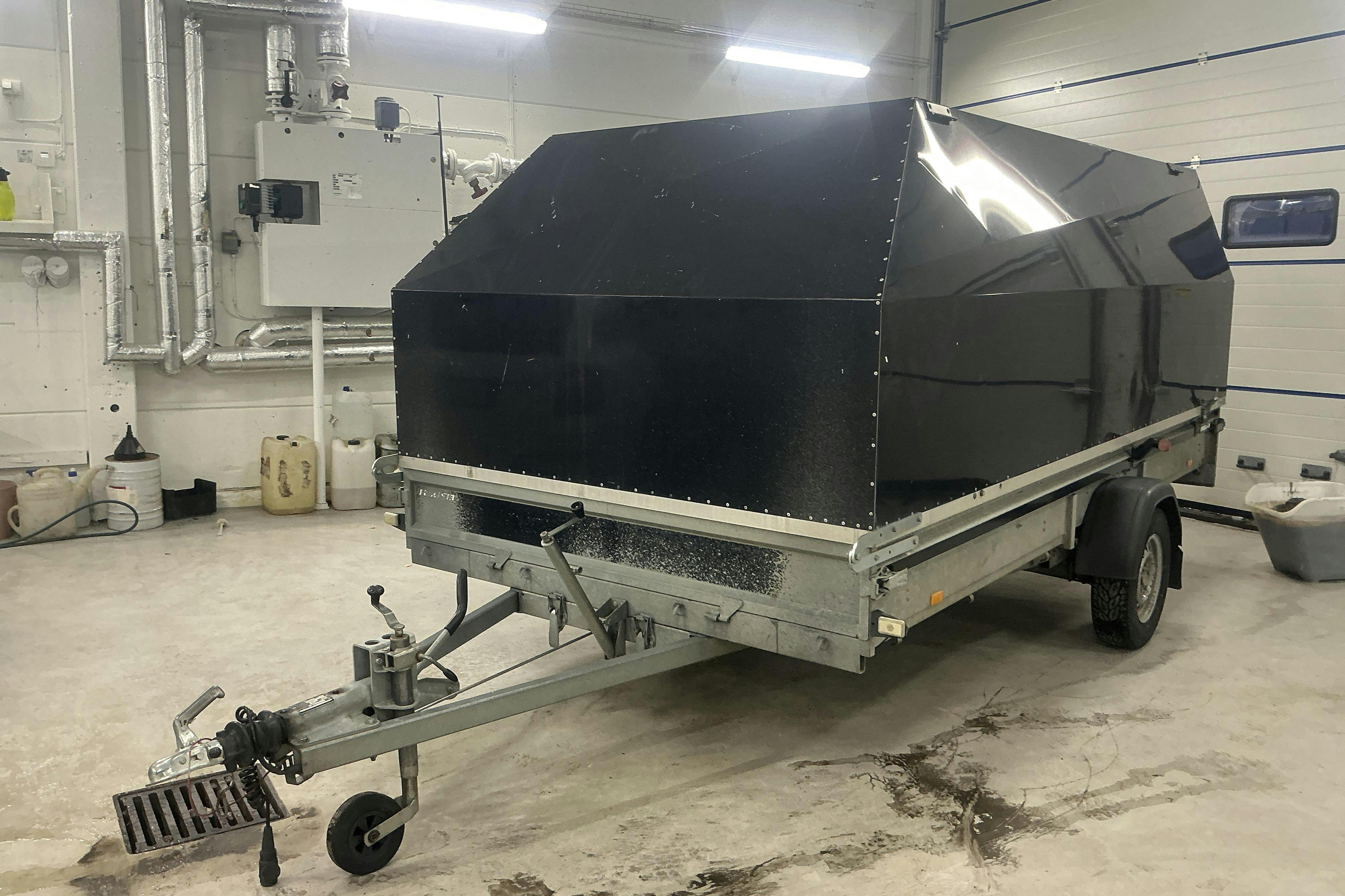 Presentationsfoto 1 av 13: FOGELSTA S1938 OUTLINE Kåpsläpvagn med tippfunktion (Rep.Objekt) Släpvagn - 0 km - 2014