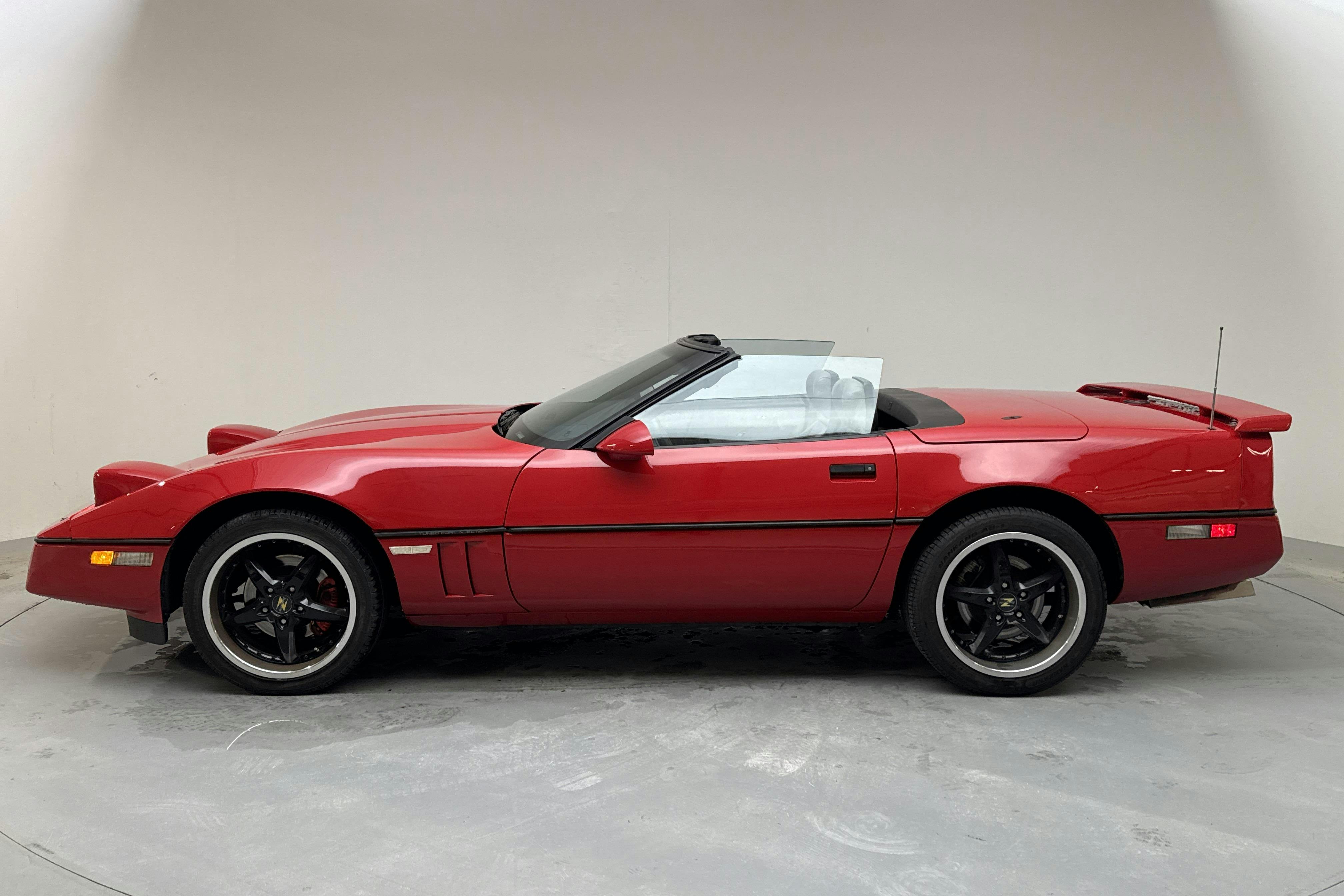 Presentationsfoto 2 av 14: Chevrolet Corvette Cabriolet 5.7 V8 (243hk) - 9 399 mil - Automat - röd - 1989