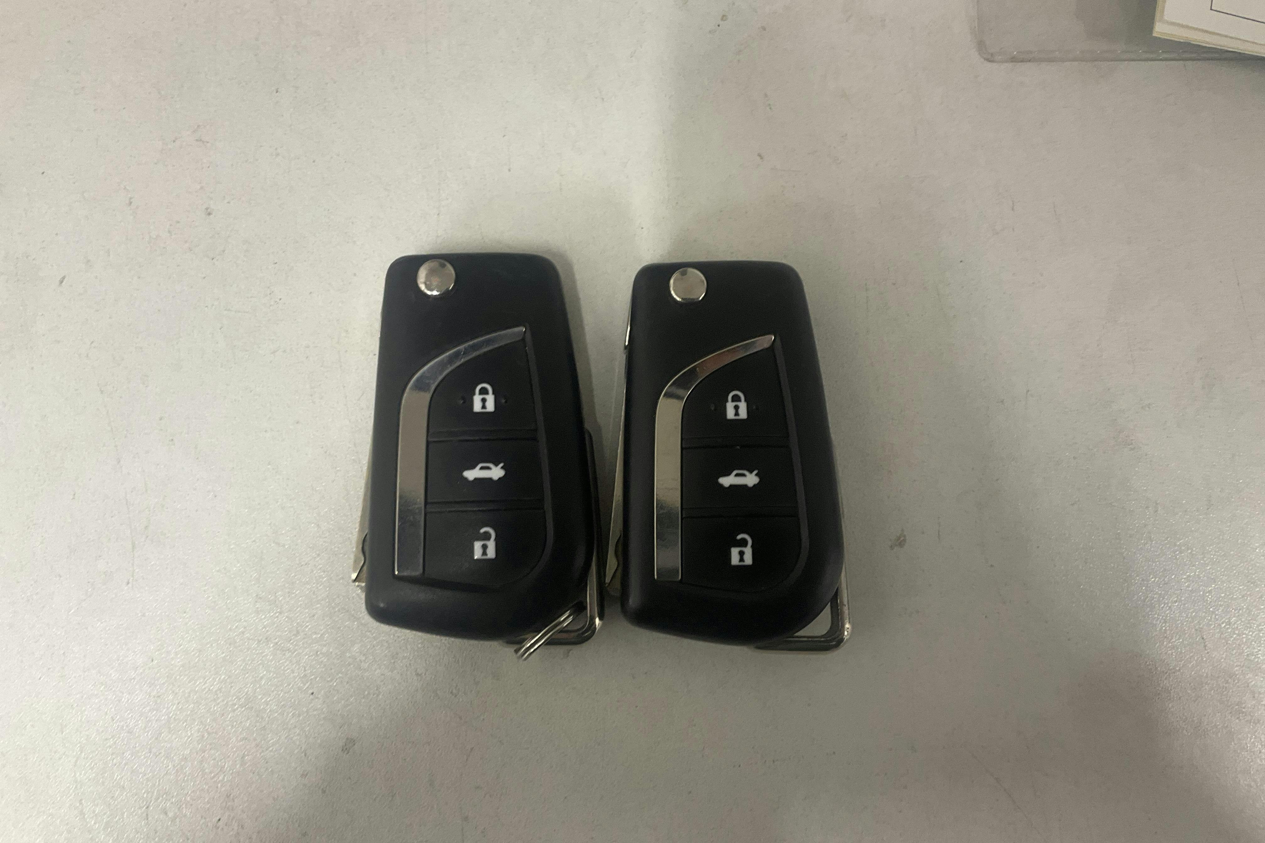 Præsentationsfoto 15 af 15: Toyota Avensis 2.0 D-4D Kombi (124hk) - 279 420 kilometer - Manuel - Dark Red - 2013