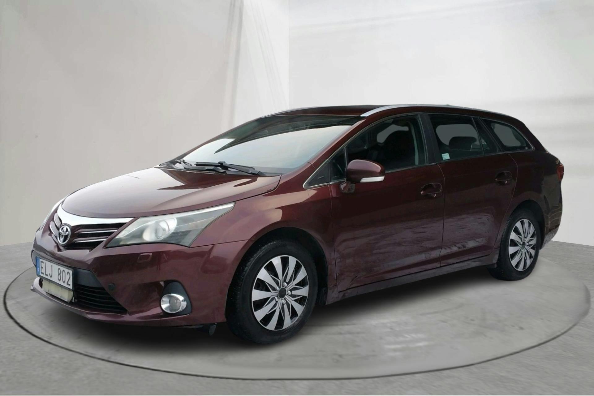 Præsentationsfoto 1 af 15: Toyota Avensis 2.0 D-4D Kombi (124hk) - 279 420 kilometer - Manuel - Dark Red - 2013