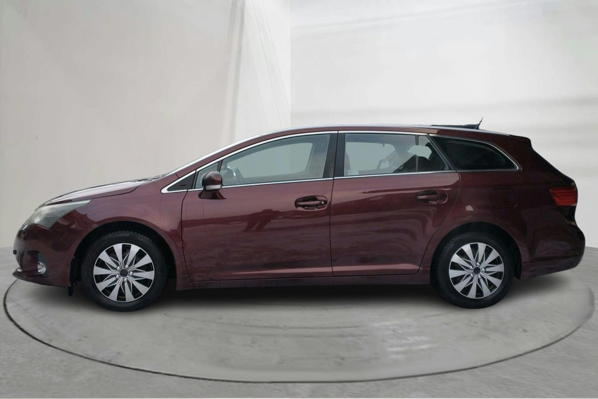 Præsentationsfoto 2 af 15: Toyota Avensis 2.0 D-4D Kombi (124hk) - 279 420 kilometer - Manuel - Dark Red - 2013