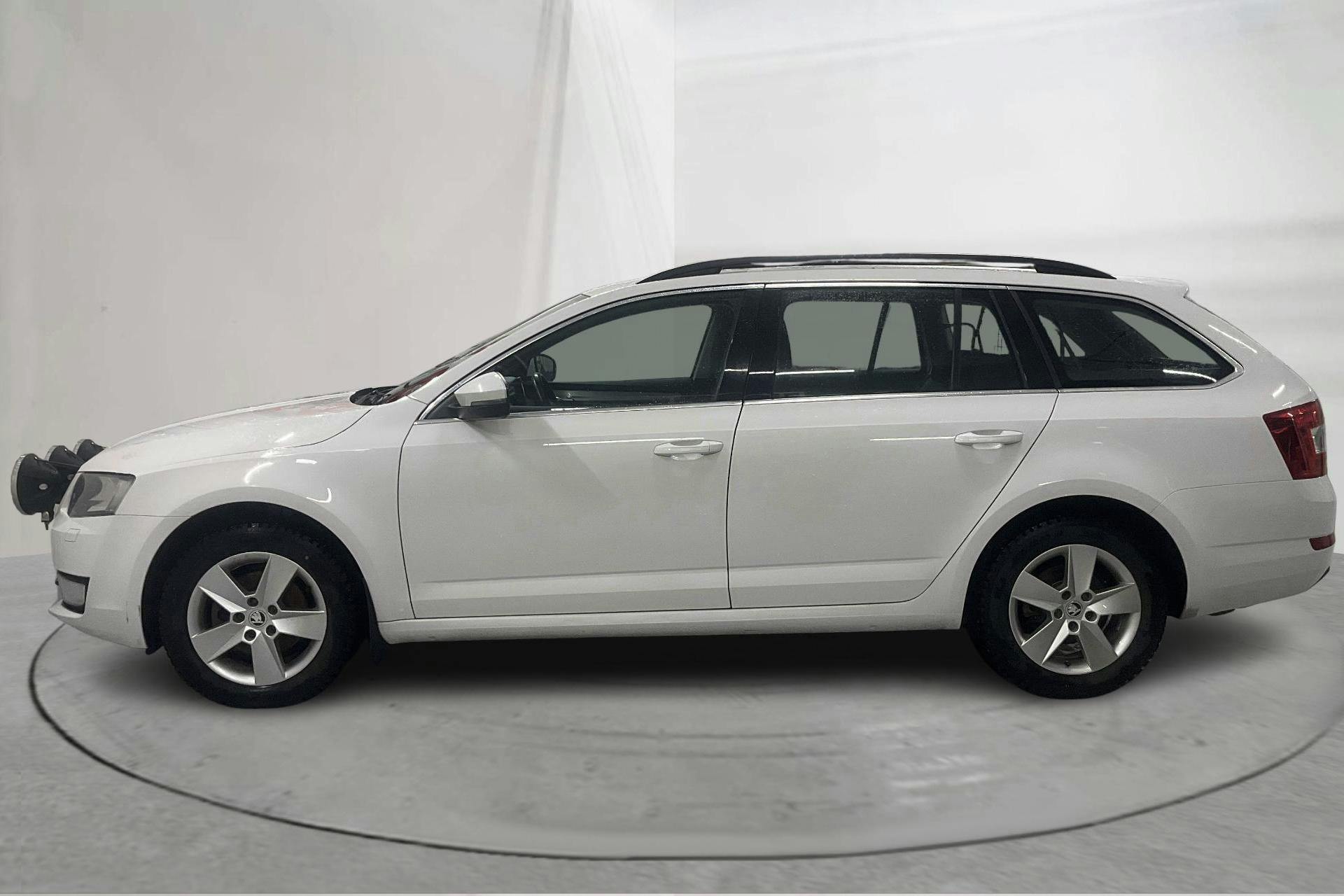 Præsentationsfoto 2 af 19: Skoda Octavia III 1.6 TDI Combi 4X4 (110hk) - 106 550 kilometer - Manuel - Hvid - 2016
