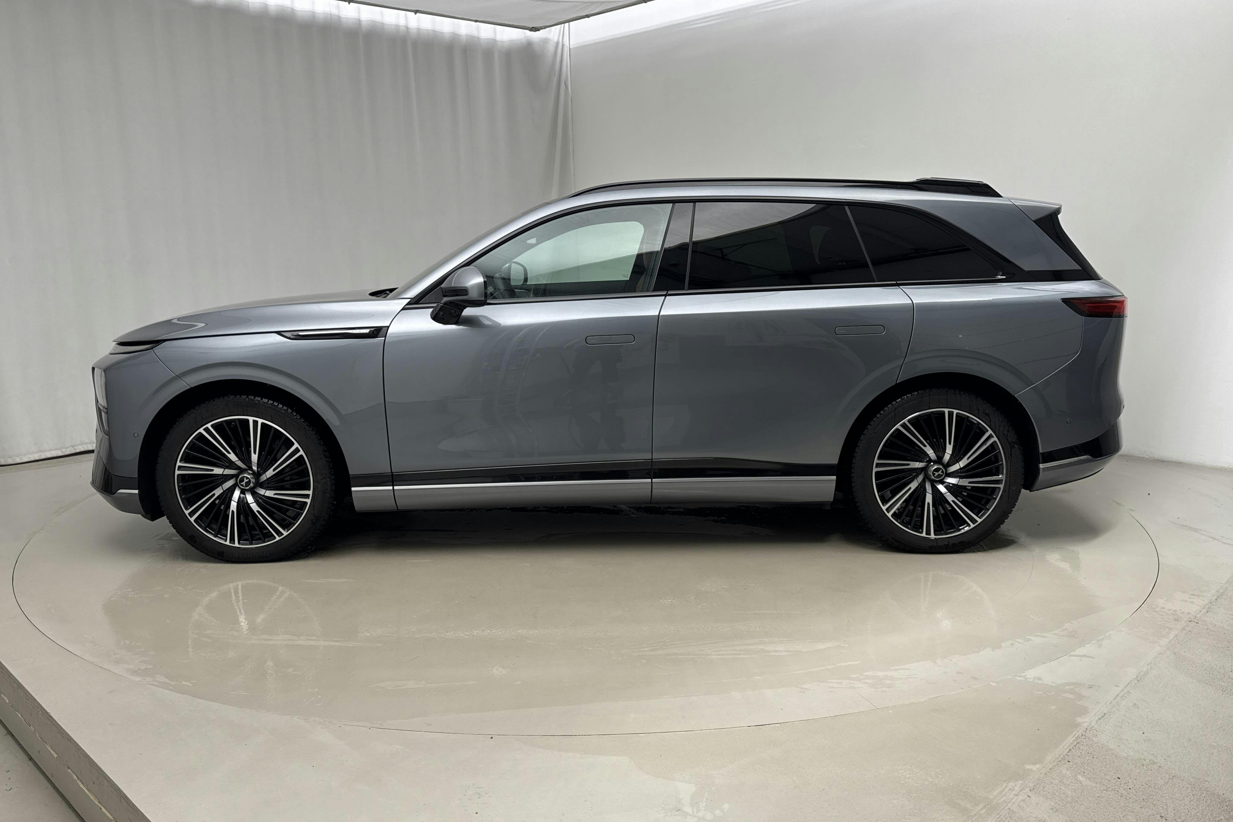 Presentationsfoto 2 av 31: Xpeng G9 AWD Performance (551hk) - 2 667 mil - Manuell - grå - 2023