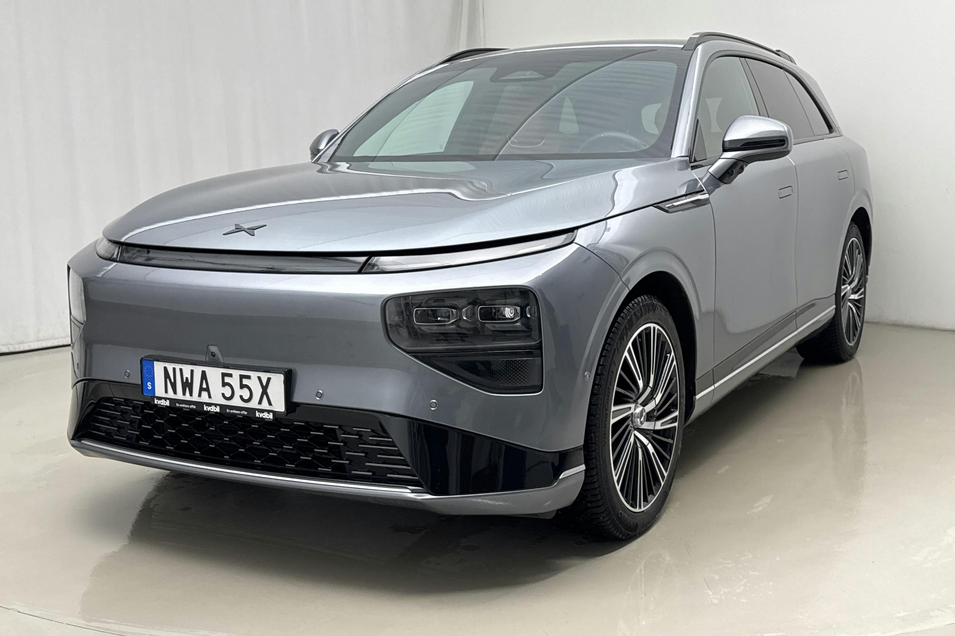 Presentationsfoto 1 av 31: Xpeng G9 AWD Performance (551hk) - 2 667 mil - Manuell - grå - 2023