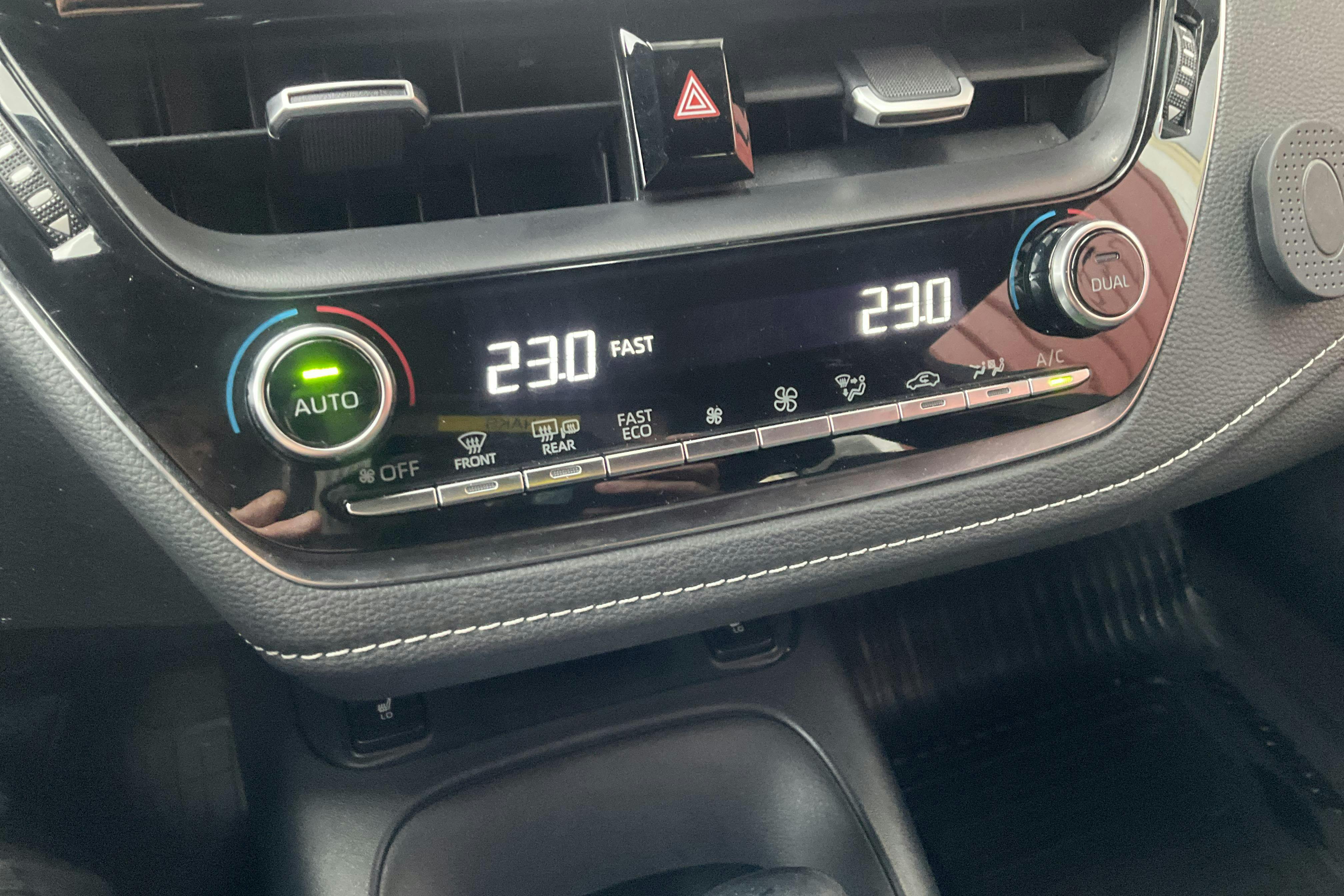 Presentation photo 12 of 12: Toyota Corolla 1.8 Hybrid Touring Sports (122hk) - 145 500 km - Automatic - white - 2021