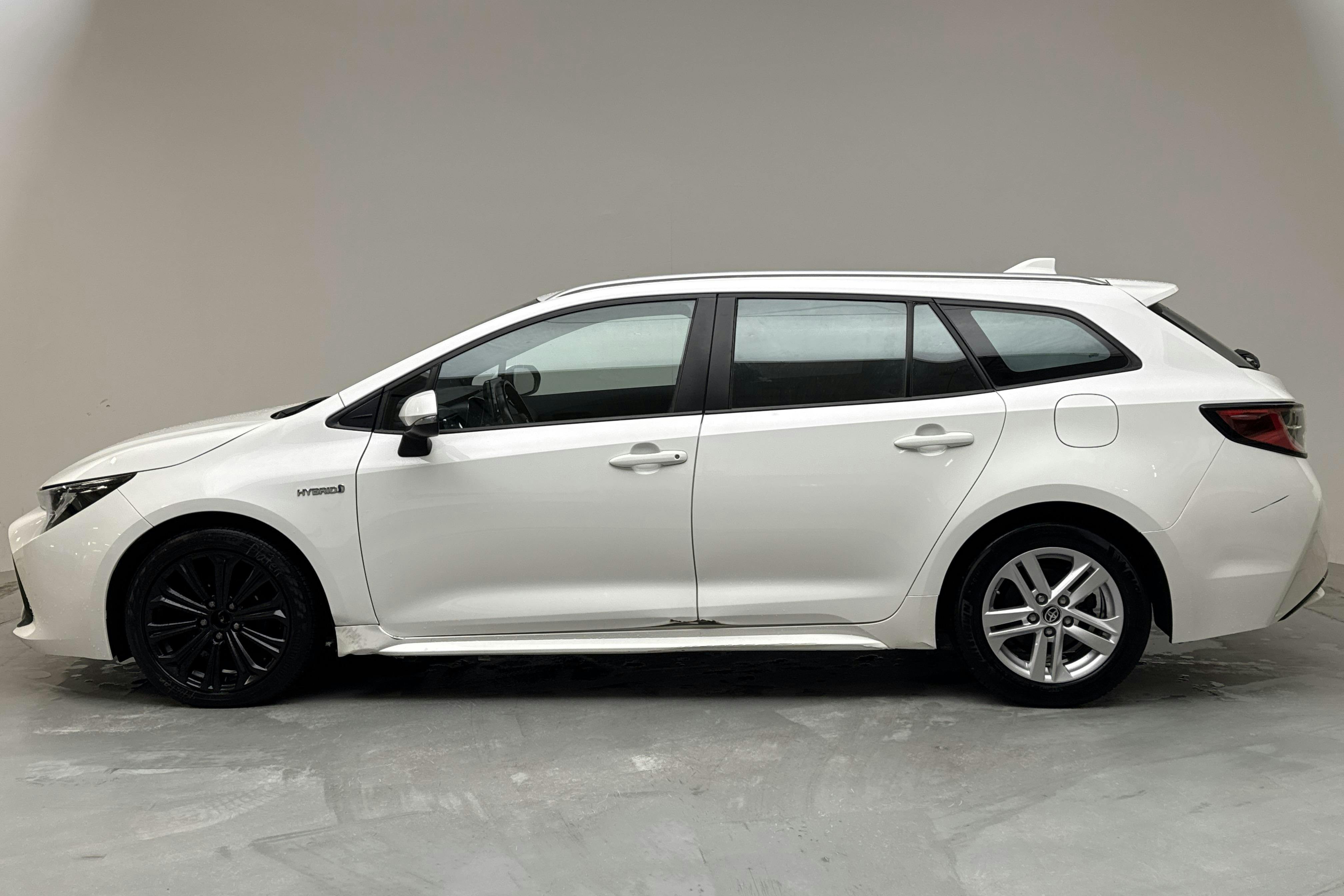 Presentation photo 2 of 12: Toyota Corolla 1.8 Hybrid Touring Sports (122hk) - 145 500 km - Automatic - white - 2021