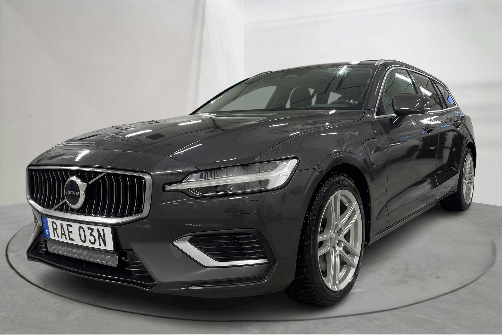 Presentationsfoto 1 av 17: Volvo V60 T6 AWD Recharge (350hk) - 10 630 mil - Automat - grå - 2023