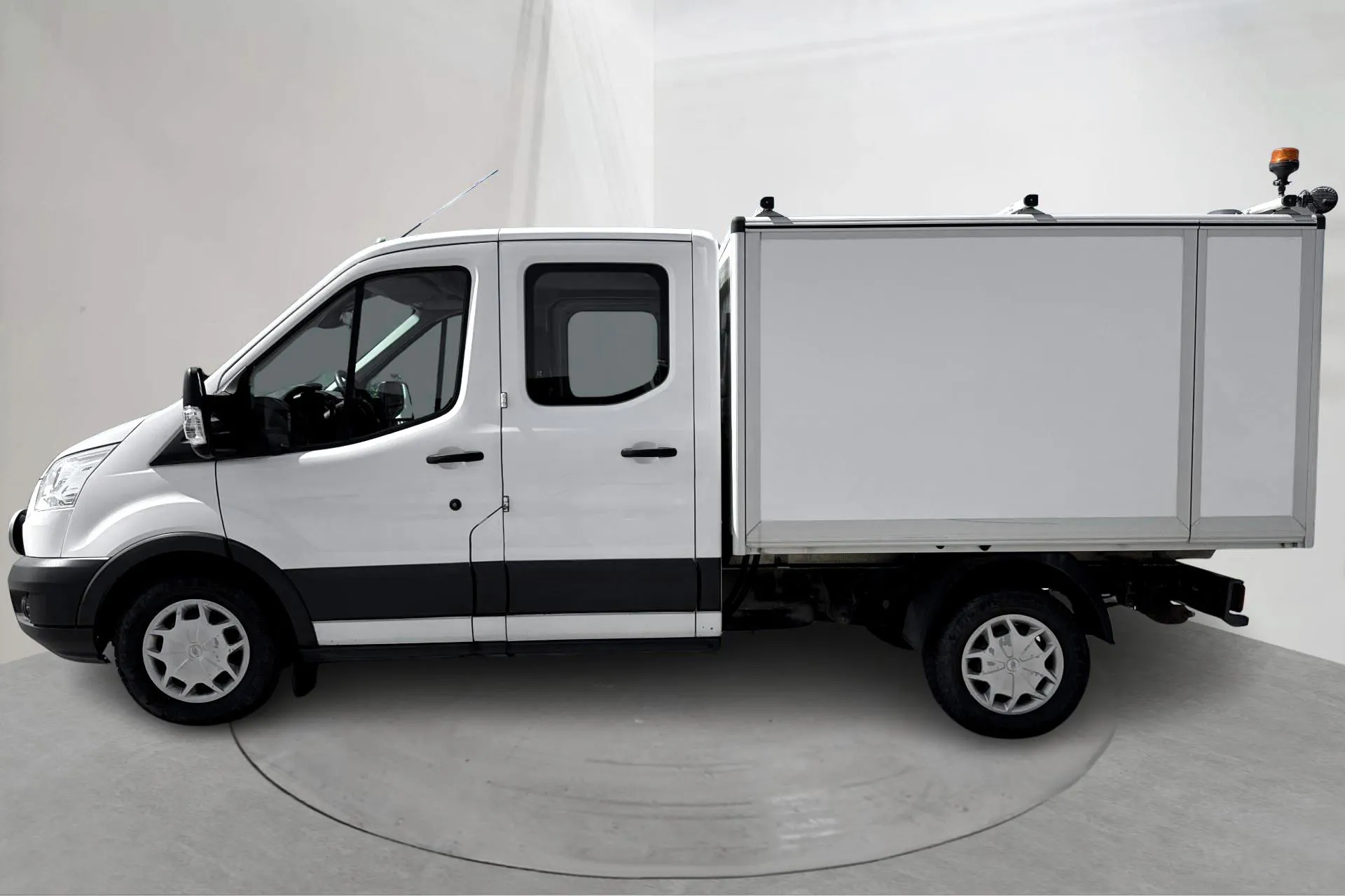 Presentationsfoto 2 av 19: Ford Transit Chassi 350 2.0 TDCi AWD (130hk) - 31 888 mil - Manuell - vit - 2018