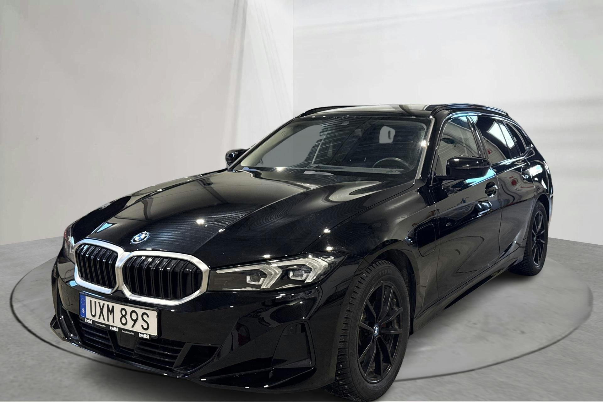 Presentationsfoto 1 av 19: BMW 330e xDrive Touring LCI, G21 (292hk) - 3 410 mil - Automat - svart - 2024