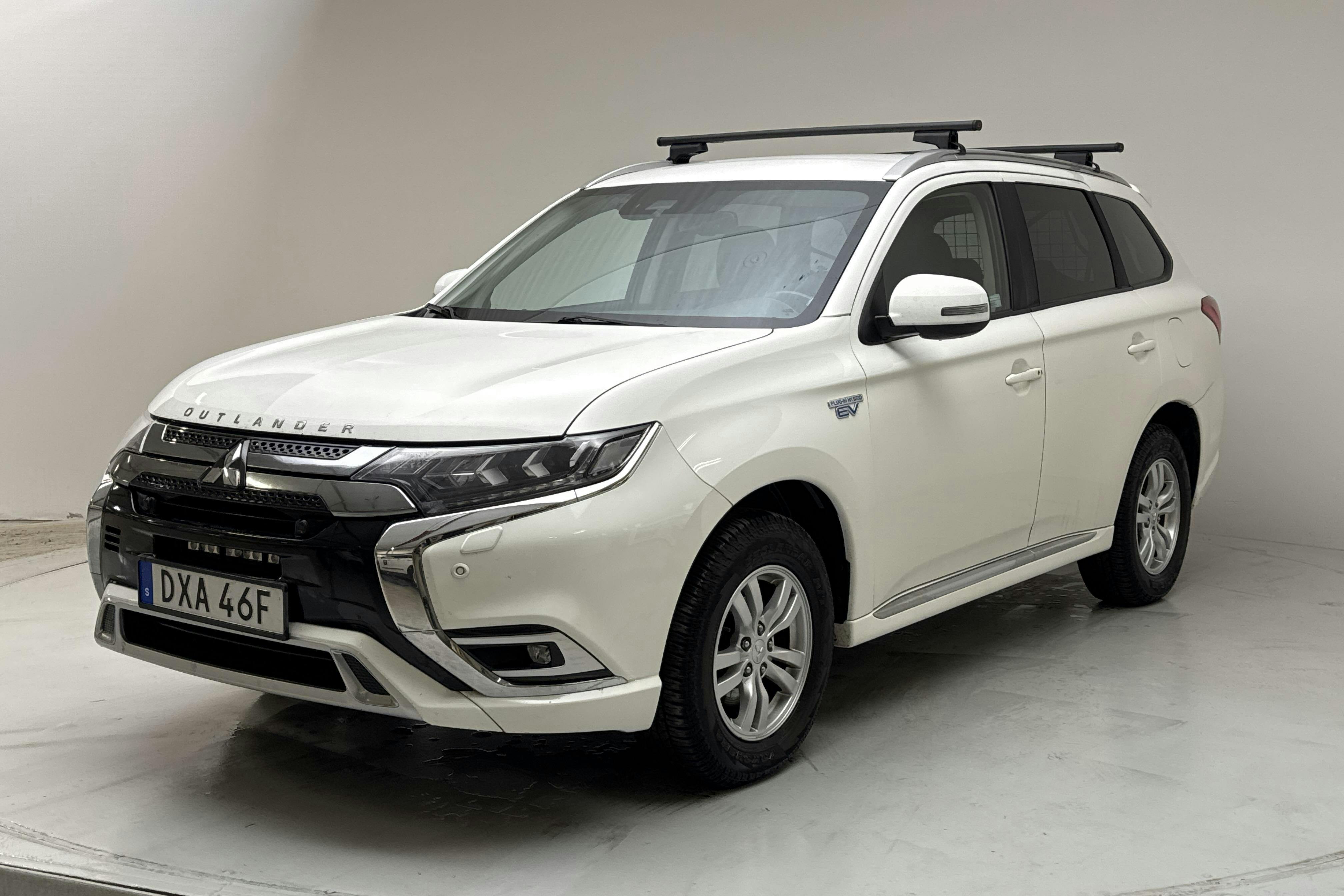 Præsentationsfoto 1 af 17: Mitsubishi Outlander 2.4 Plug-in Hybrid 4WD (136hk) - 107 290 kilometer - Salgsautomat - Hvid - 2019