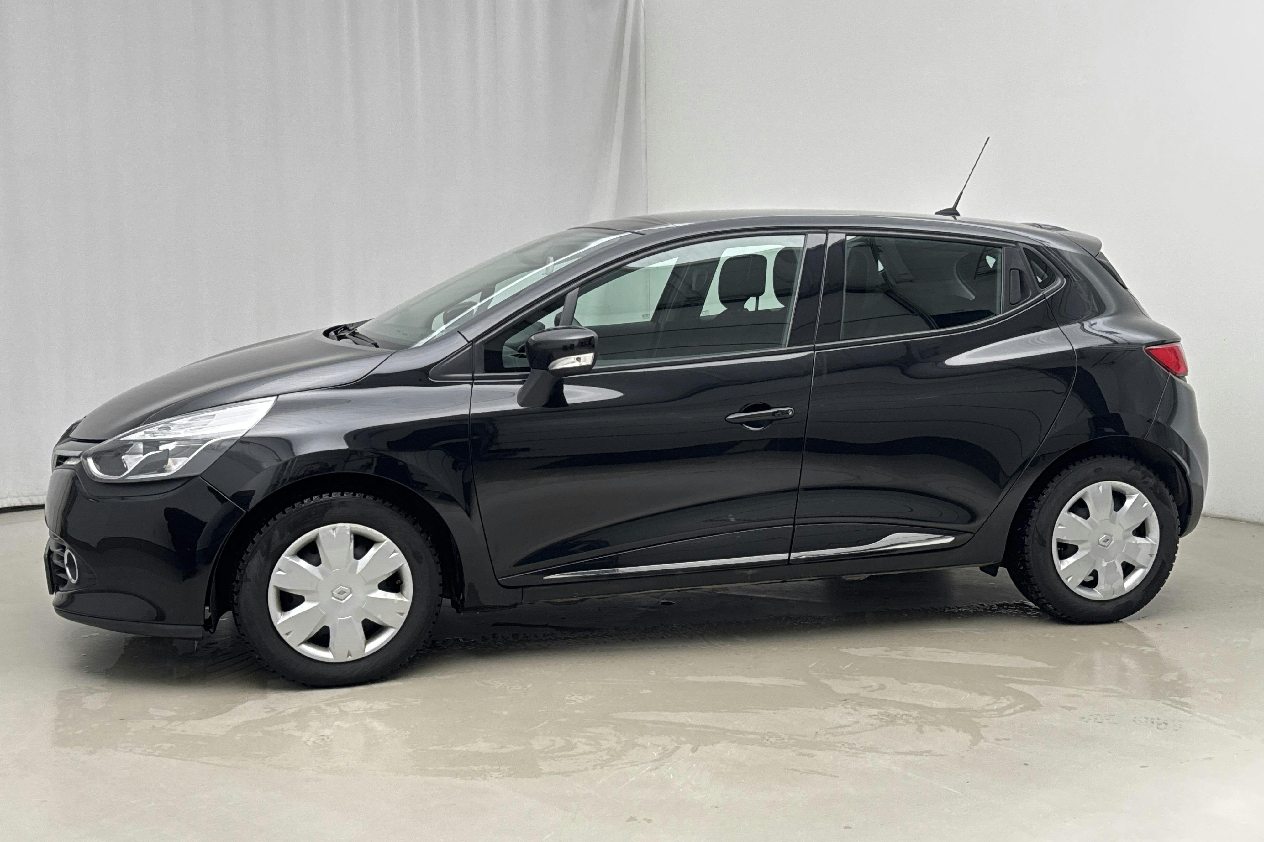 Præsentationsfoto 2 af 14: Renault Clio IV 0.9 TCe 90 5dr (90hk) - 90 730 kilometer - Manuel - Sort - 2013