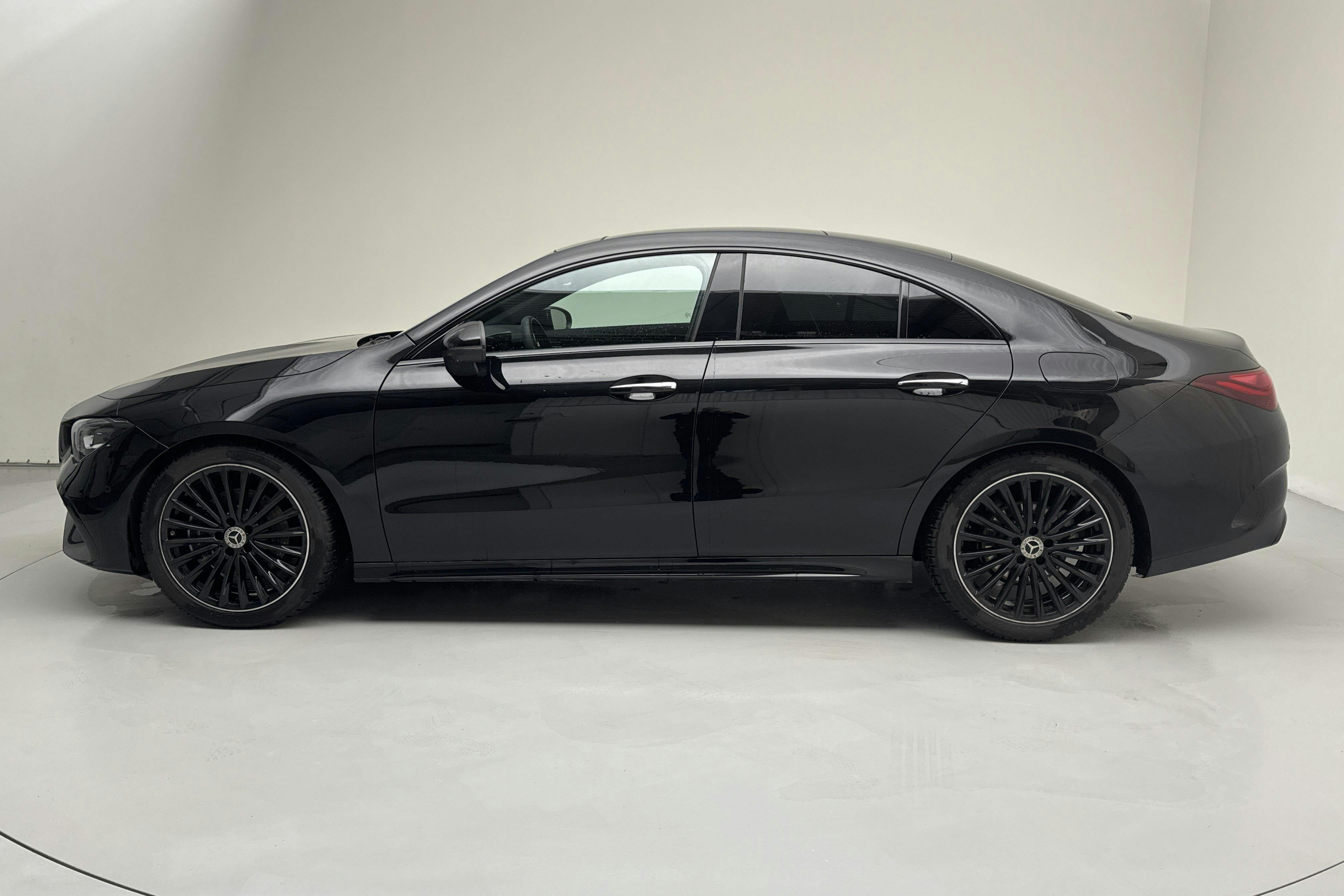 Presentationsfoto 2 av 15: Mercedes CLA 200 Coupé C118 (163hk) - 380 mil - Automat - svart - 2025