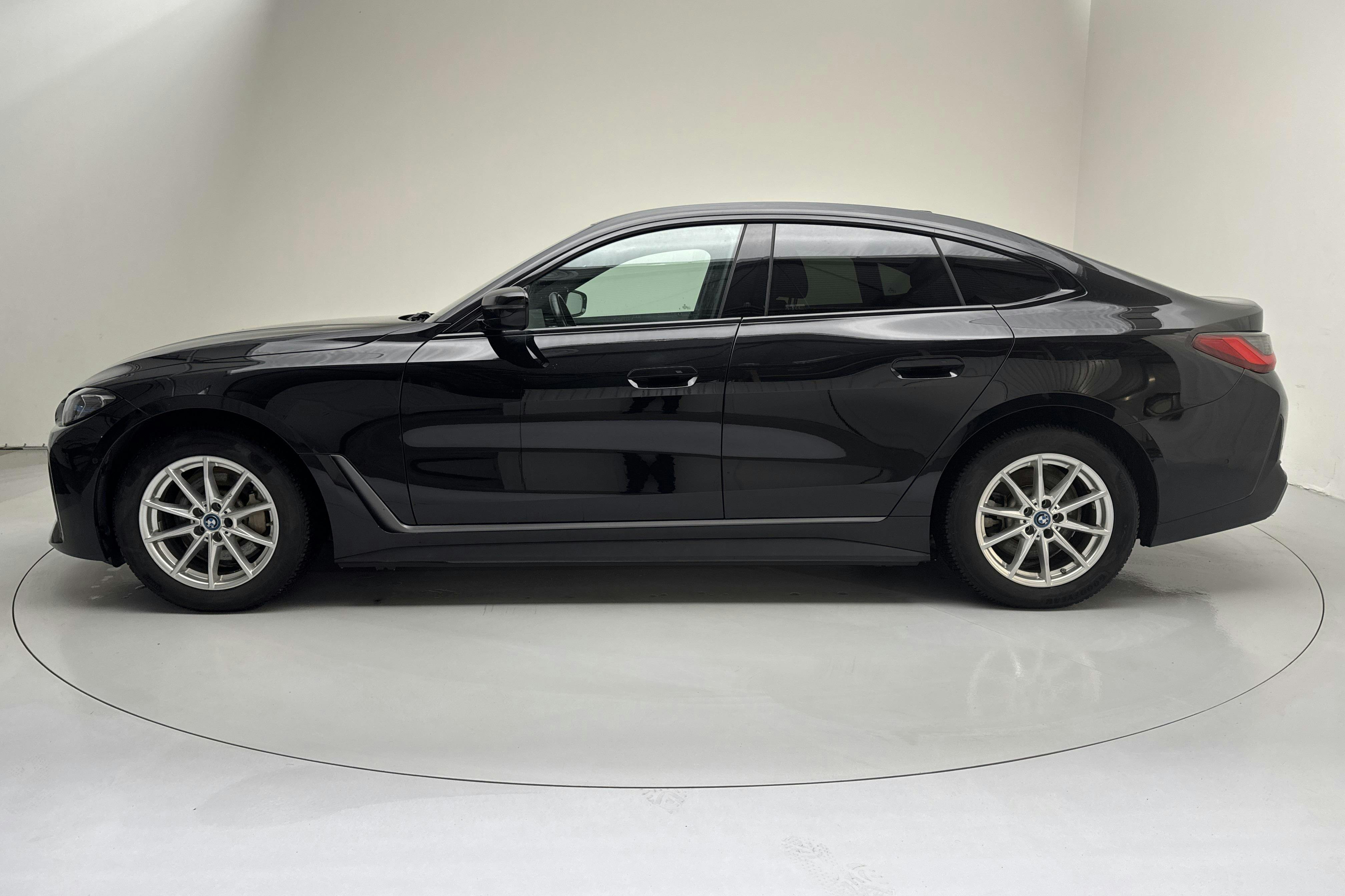 Presentationsfoto 2 av 19: BMW i4 eDrive40, G26 (340hk) - 7 953 mil - Automat - svart - 2024