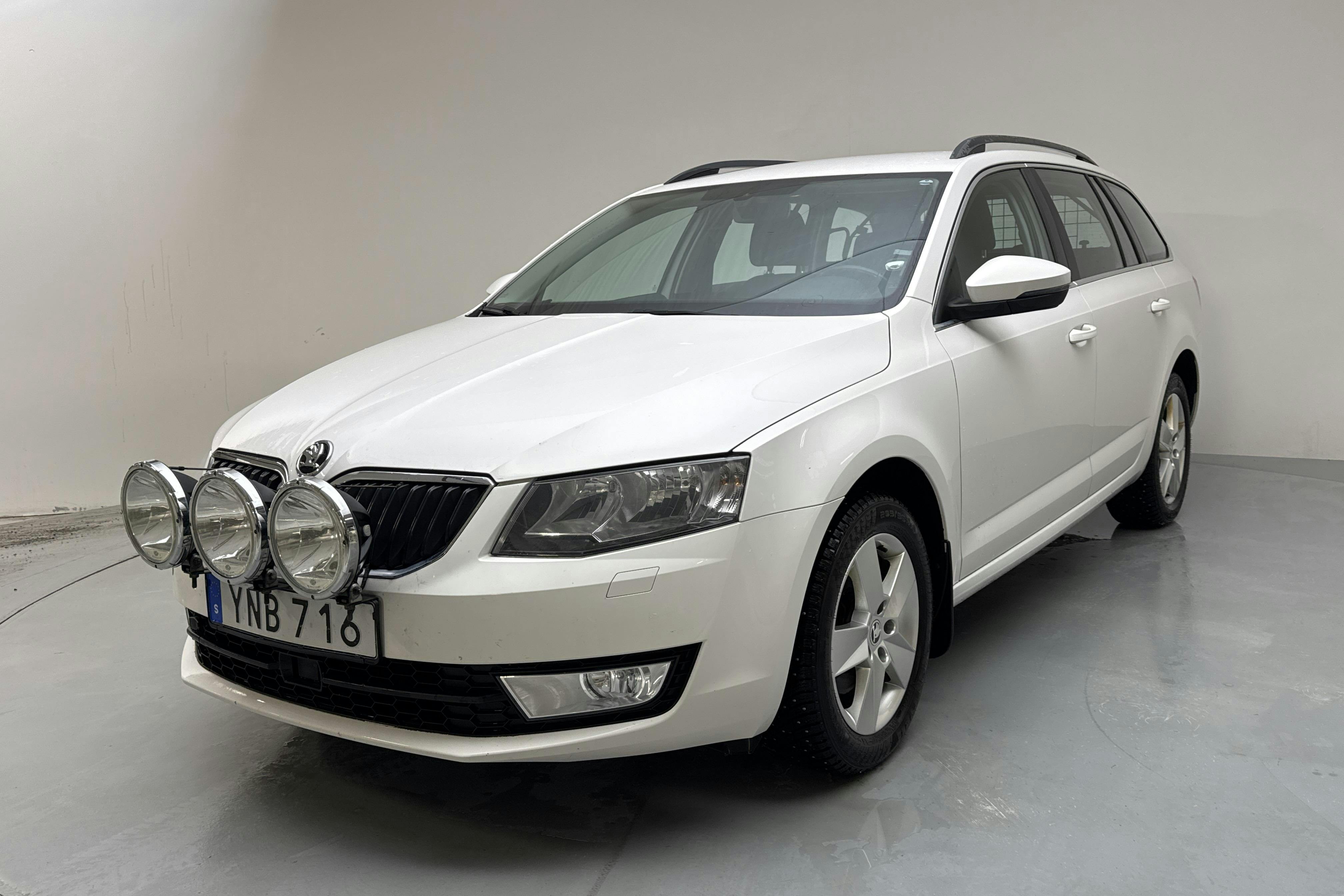 Presentationsfoto 1 av 14: Skoda Octavia III 1.6 TDI Combi 4X4 (110hk) - 17 364 mil - Manuell - vit - 2017
