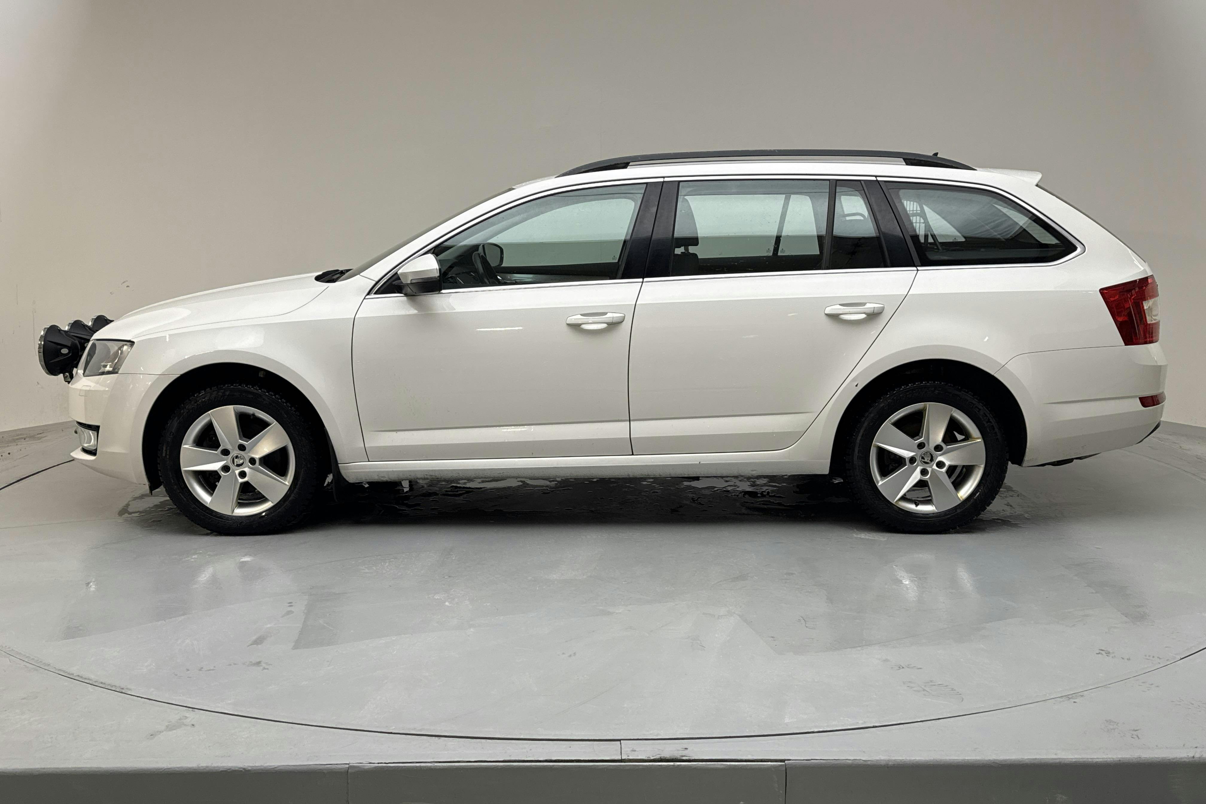 Presentationsfoto 2 av 14: Skoda Octavia III 1.6 TDI Combi 4X4 (110hk) - 17 364 mil - Manuell - vit - 2017