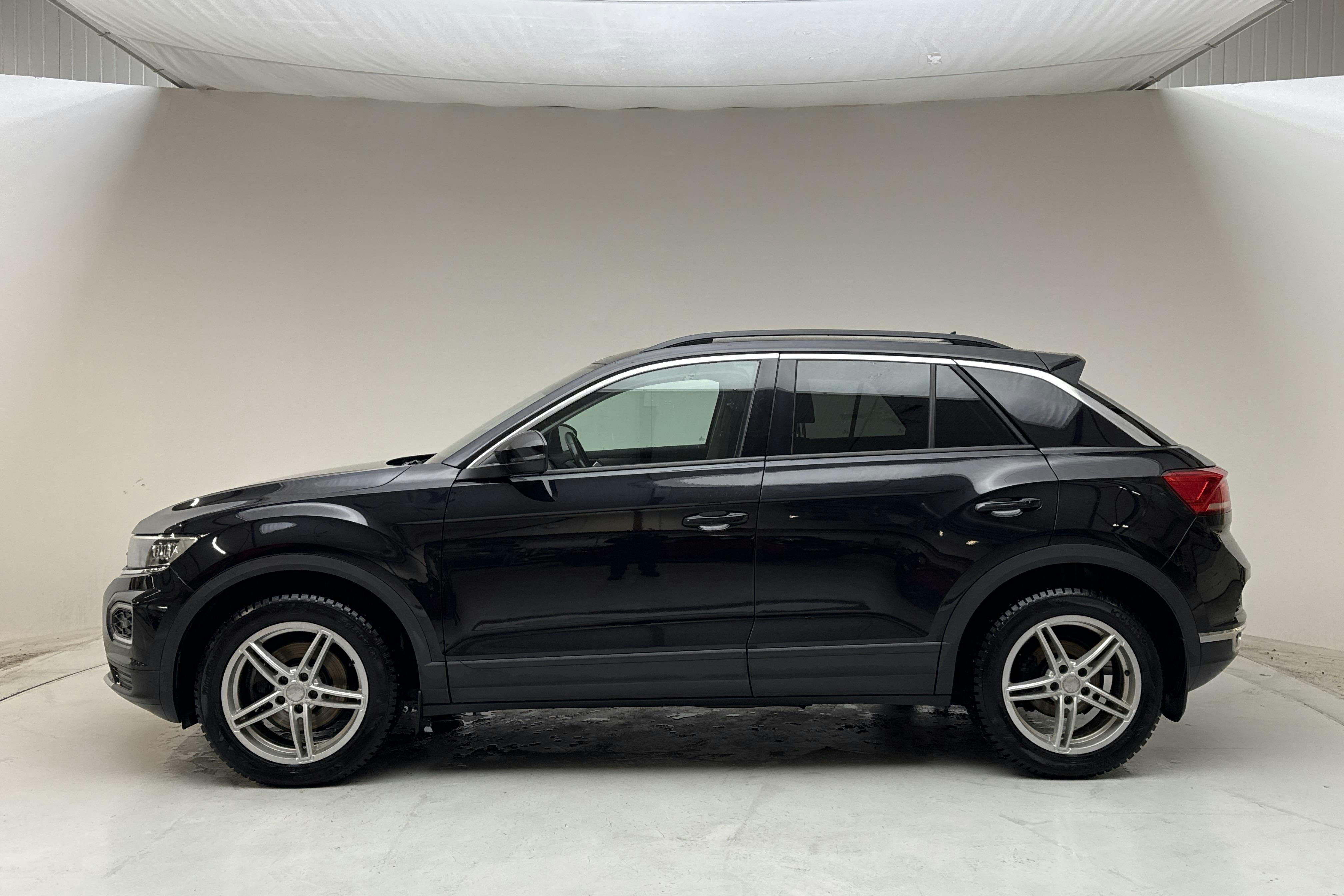 Presentationsfoto 2 av 12: VW T-Roc 2.0 TSI 4MOTION (190hk) - 9 404 mil - Automat - svart - 2018