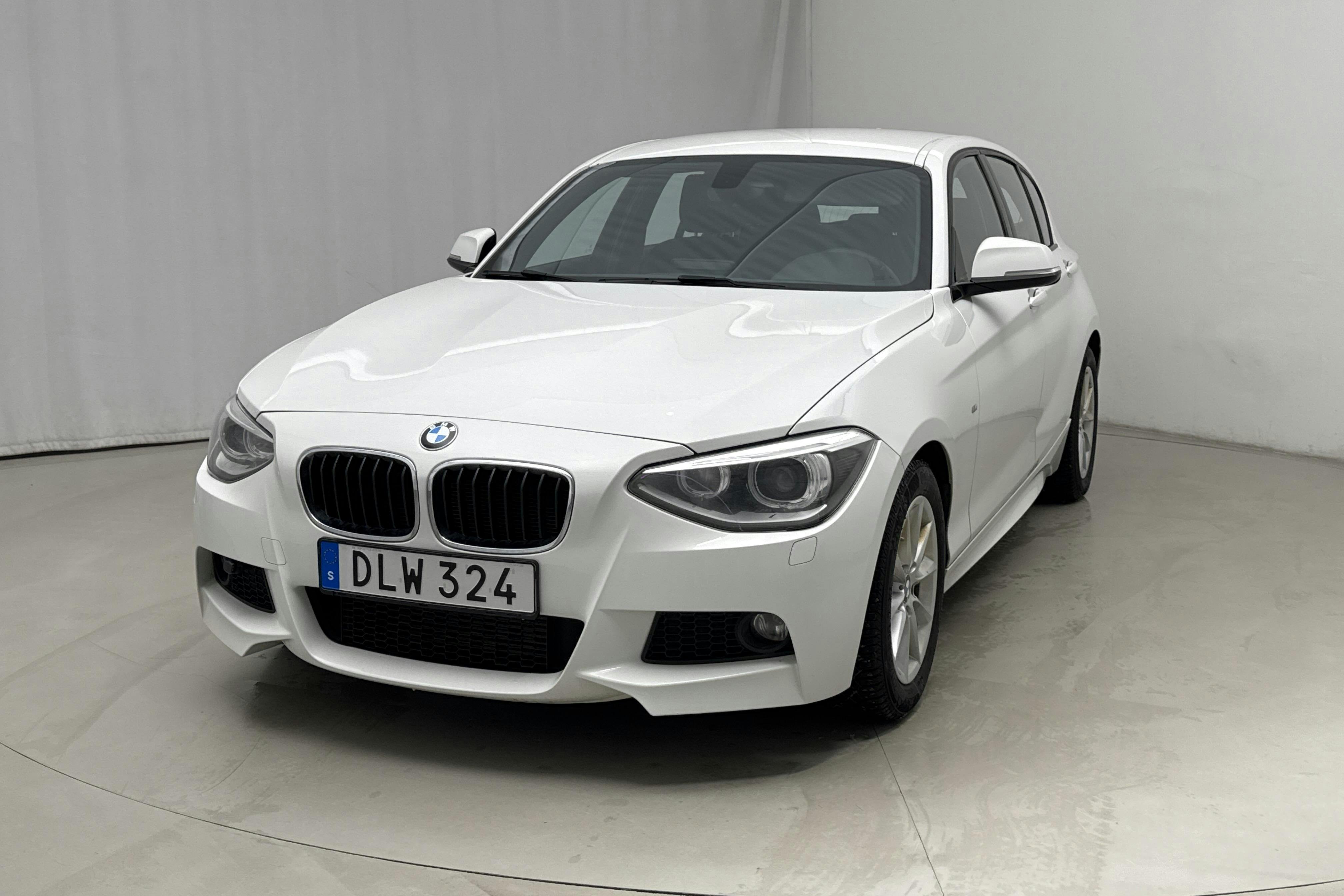 Presentationsfoto 1 av 12: BMW 116i 5dr, F20 (136hk) - 15 433 mil - Manuell - vit - 2015