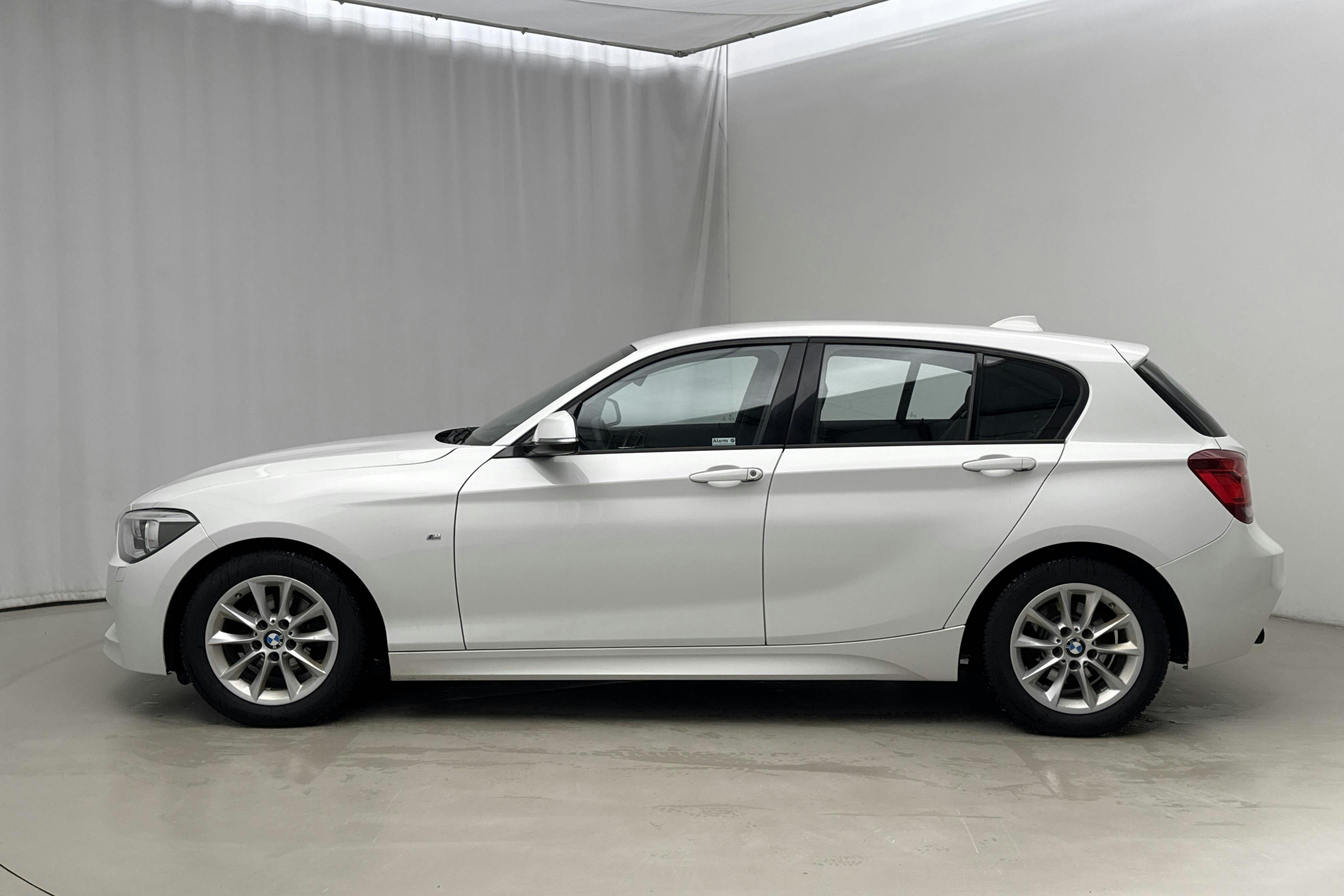 Presentationsfoto 2 av 12: BMW 116i 5dr, F20 (136hk) - 15 433 mil - Manuell - vit - 2015