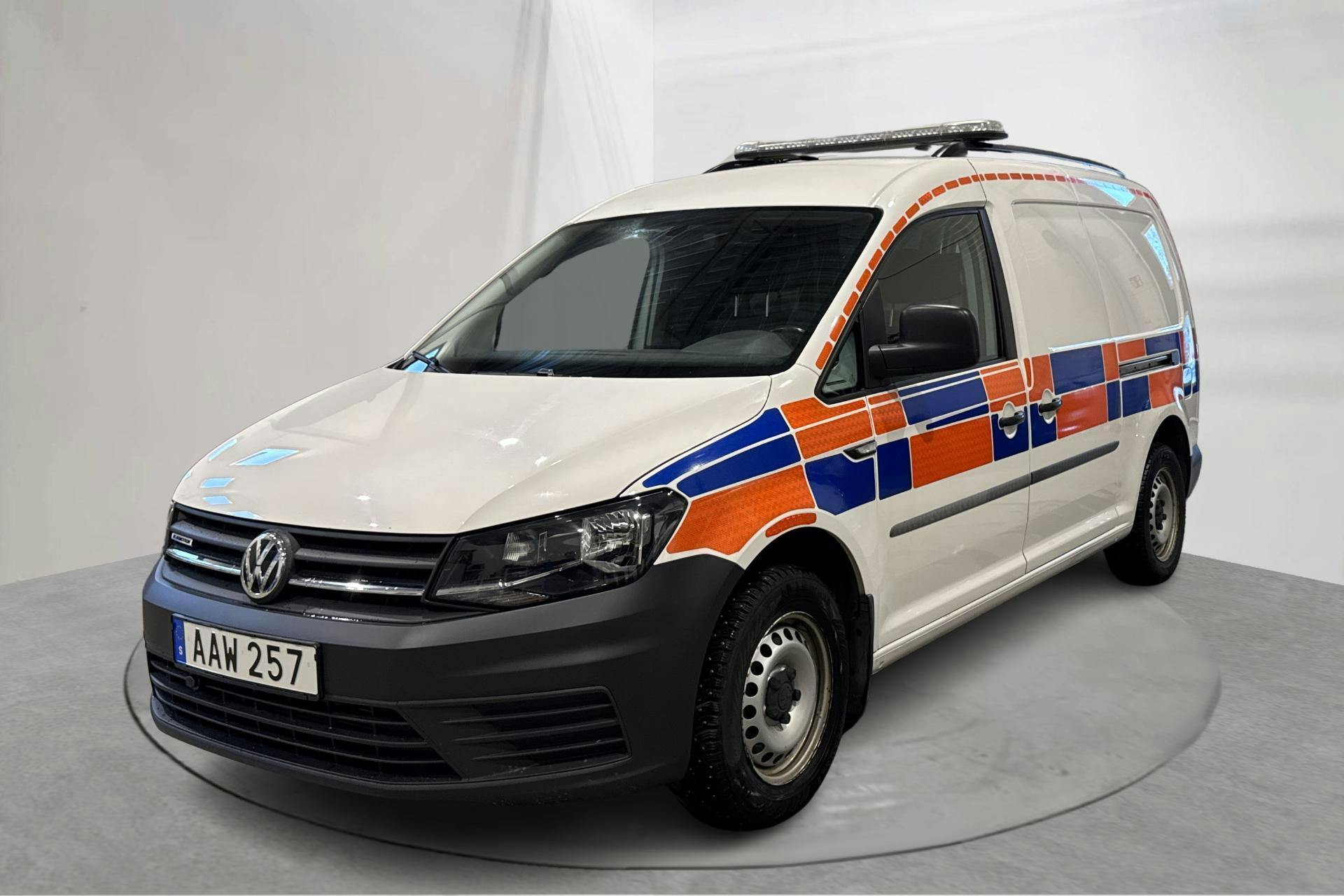 Presentationsfoto 1 av 16: VW Caddy 1.4 TGI Maxi Skåp (110hk) - 6 418 mil - Automat - vit - 2017