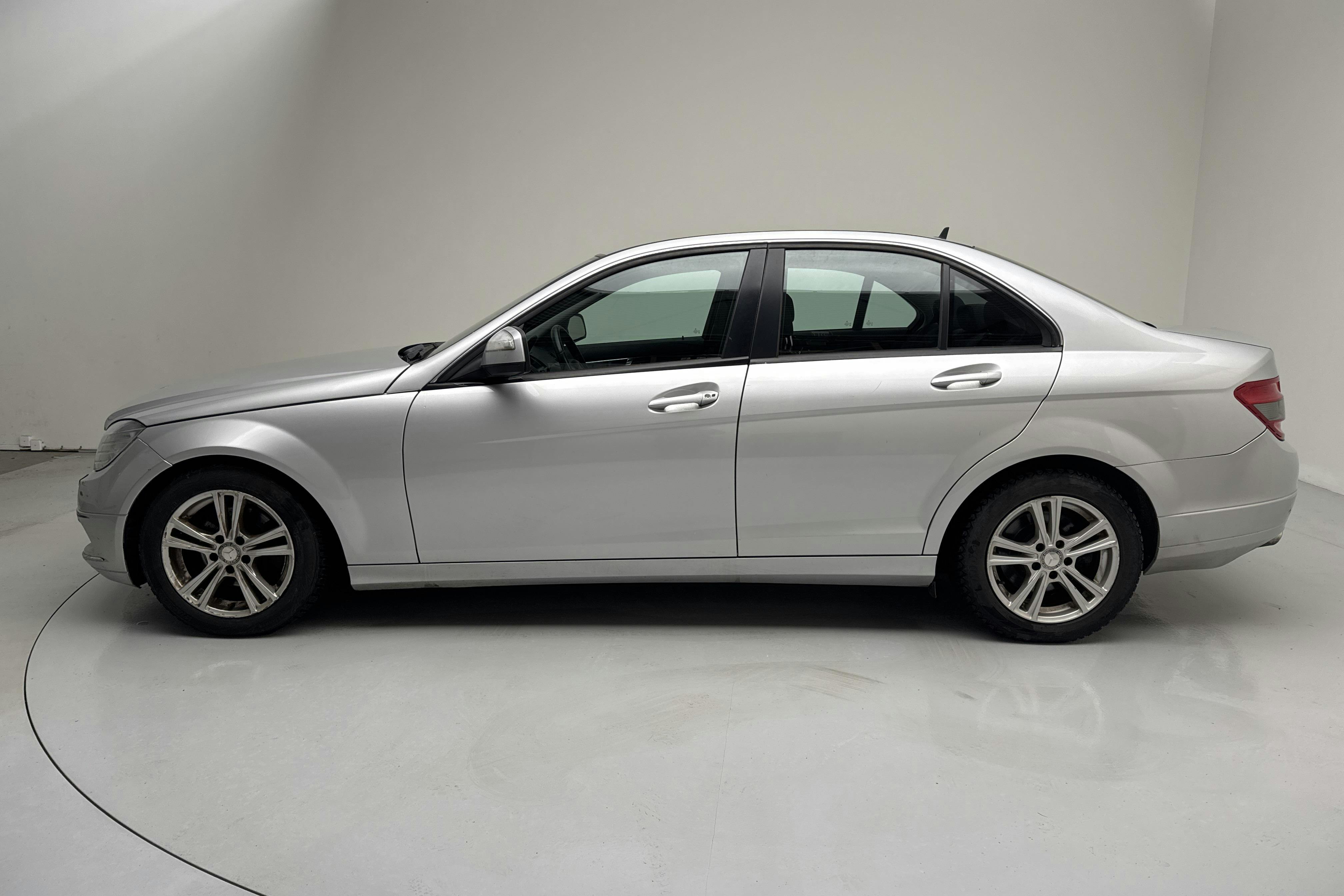 Esittelykuva 2 osoitteesta 11: Mercedes C 220 CDI BlueEfficiency W204 (170hk) - 233 580 km - Manuaalinen - hopea - 2008