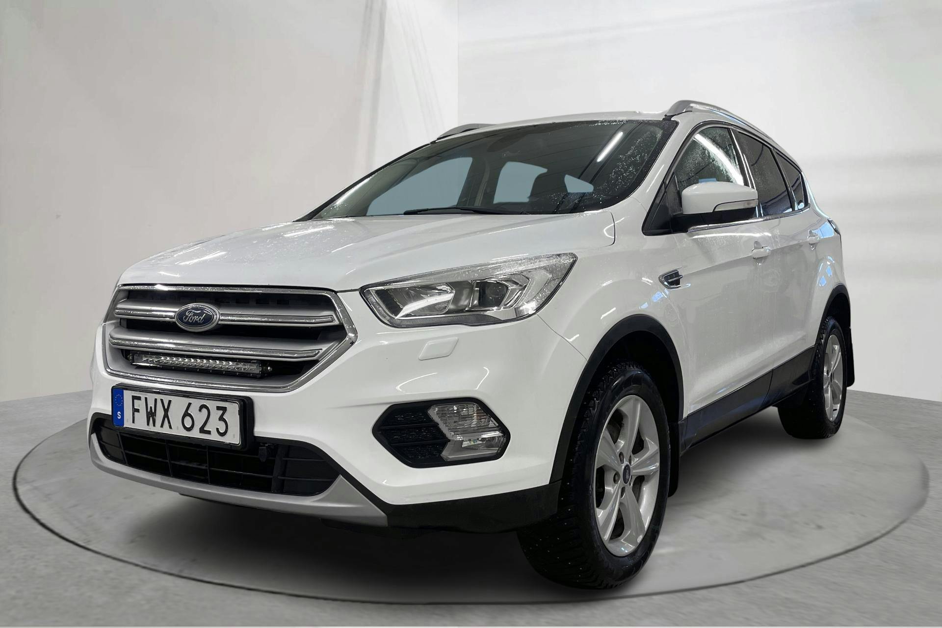Presentationsfoto 1 av 15: Ford Kuga 2.0 TDCi AWD (150hk) - 18 296 mil - Automat - vit - 2018
