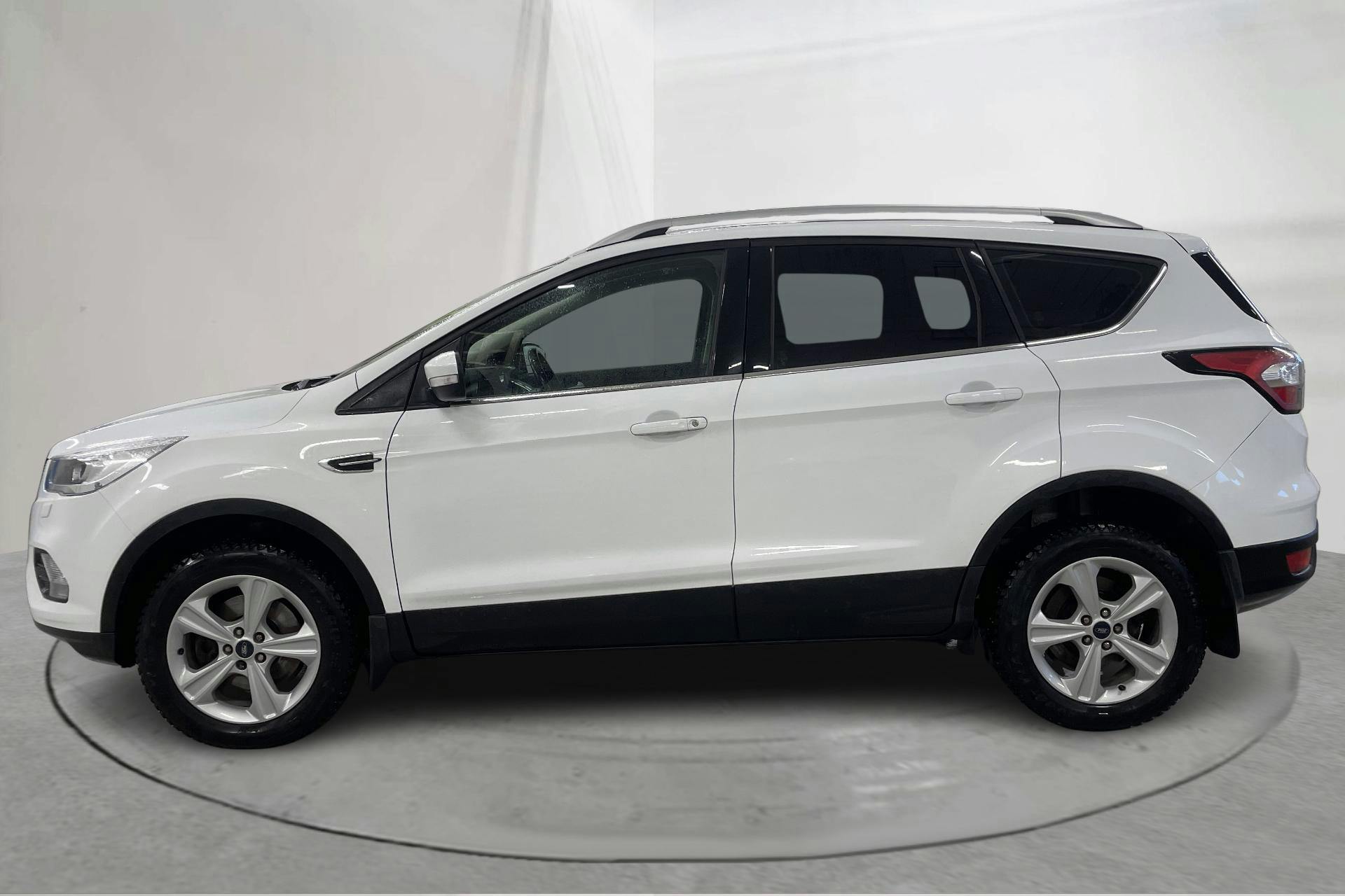 Presentationsfoto 2 av 15: Ford Kuga 2.0 TDCi AWD (150hk) - 18 296 mil - Automat - vit - 2018