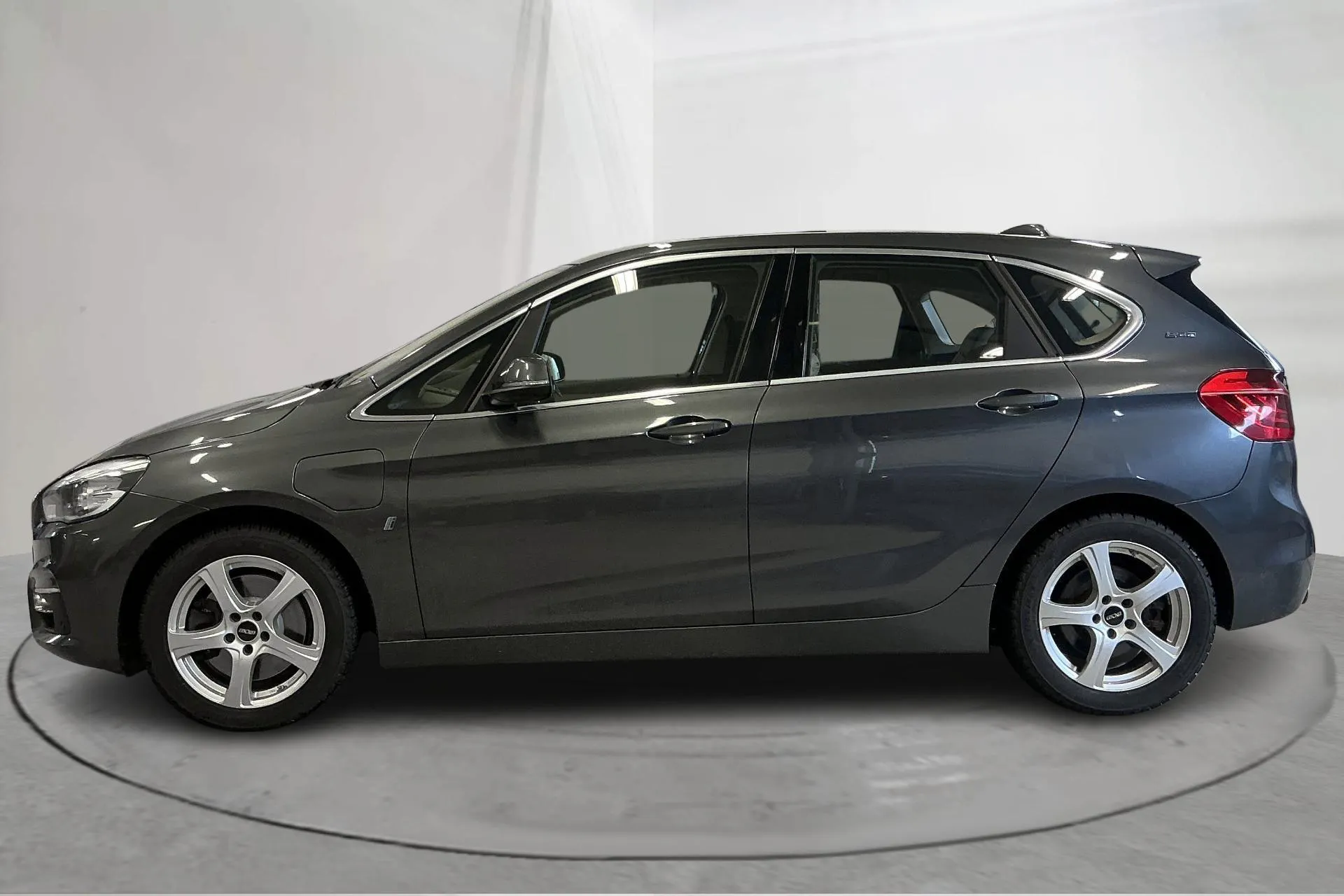Presentationsfoto 2 av 15: BMW 225xe Active Tourer, F45 (224hk) - 14 724 mil - Automat - grå - 2018