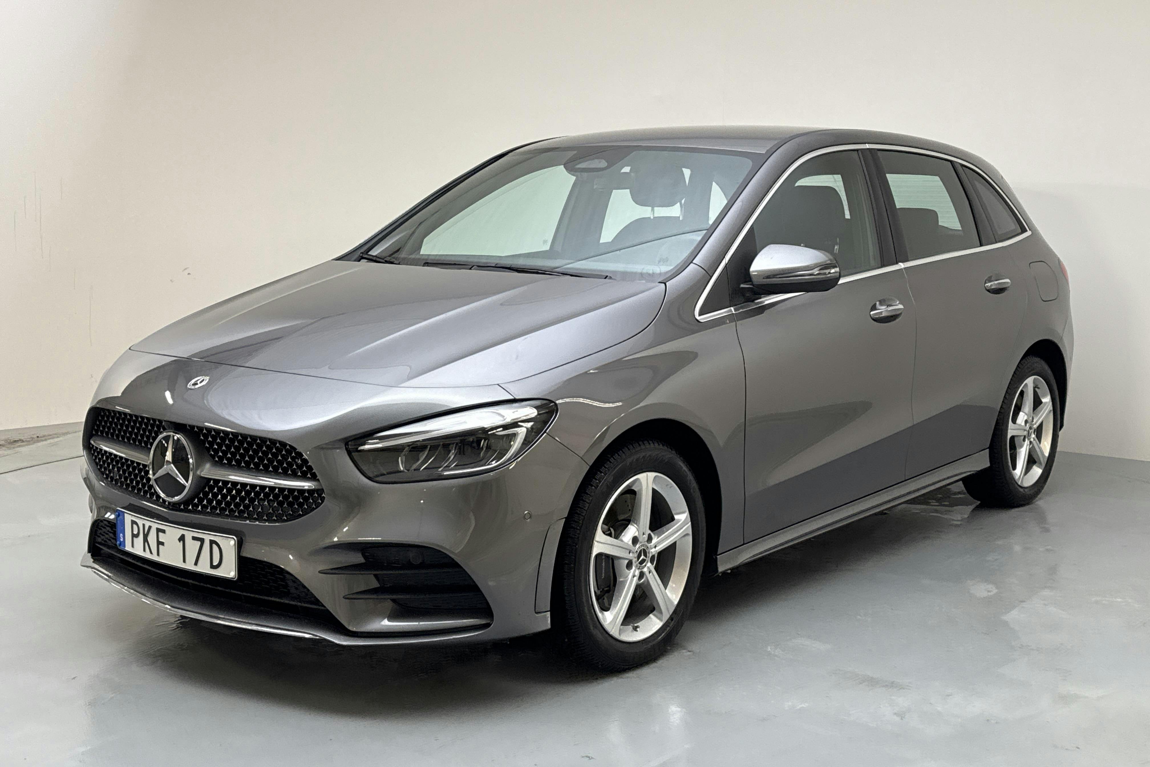 Presentation photo 1 of 17: Mercedes B 250 e W247 (218hk) - 11 950 km - Automatic - Dark Grey - 2024