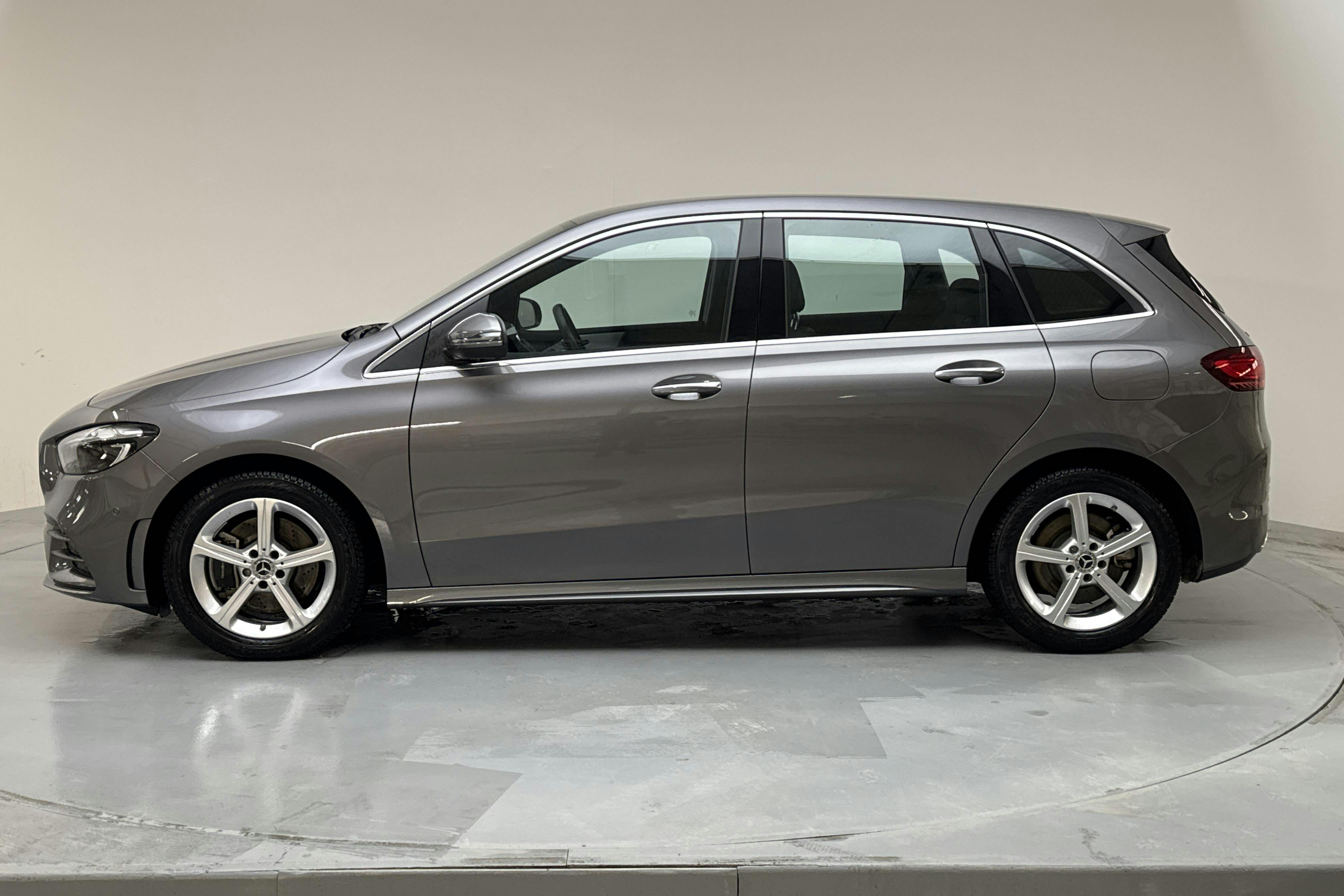 Presentation photo 2 of 17: Mercedes B 250 e W247 (218hk) - 11 950 km - Automatic - Dark Grey - 2024