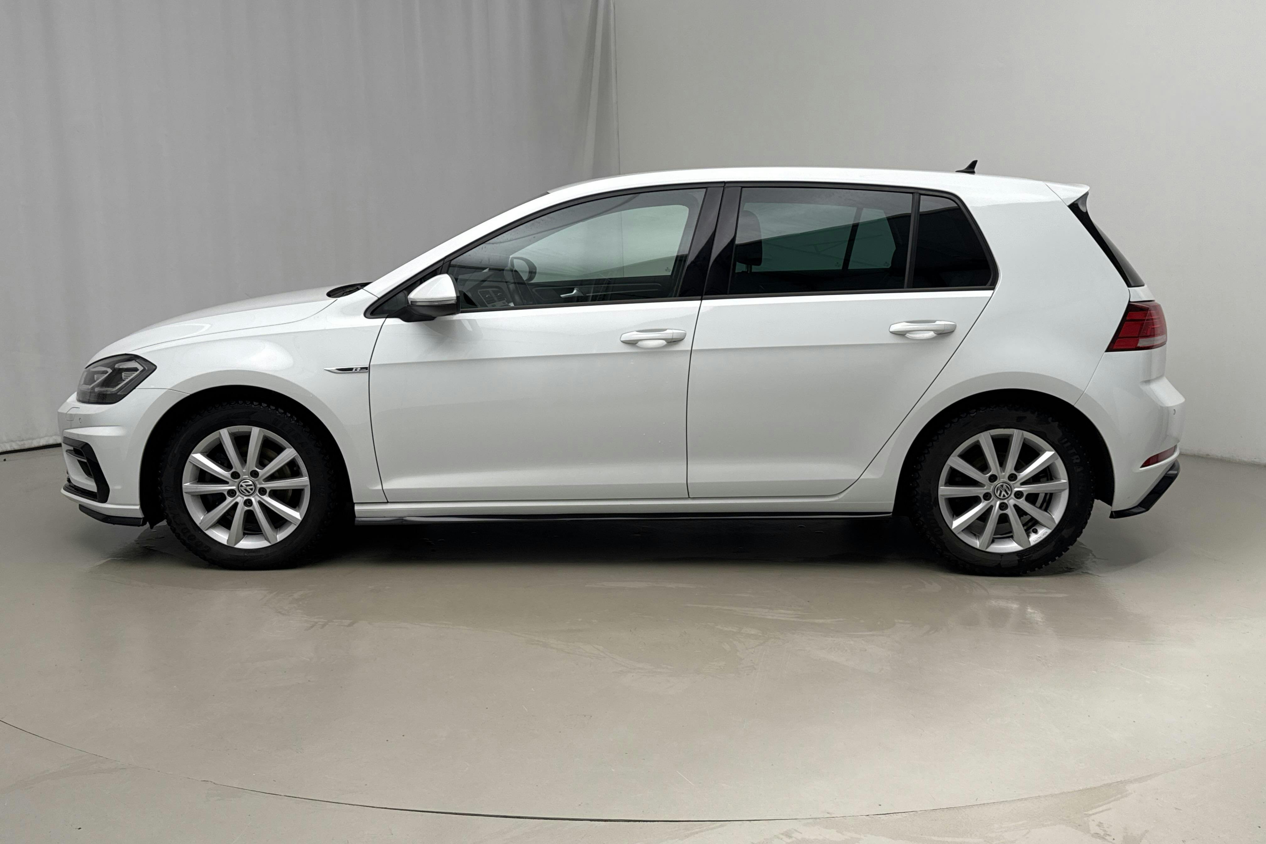 Zdjęcie prezentacyjne 2 z 16: VW Golf VII 1.5 TSI 5dr (150hk) - 83 390 km - Automatyczna - biały - 2020