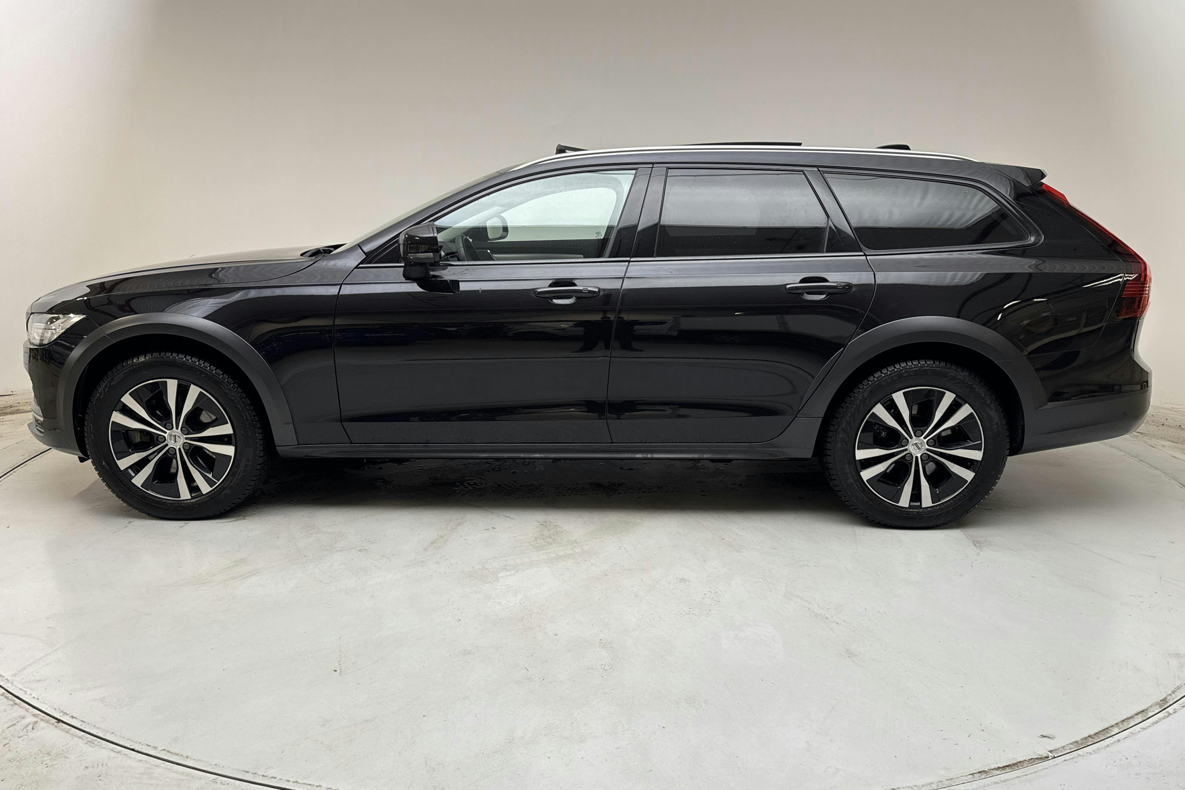 Esitlusfoto 2 aadressil 17: Volvo V90 B5 Cross Country AWD Mildhybrid, Bensin (250hk) - 72 910 km - Automaatne - must - 2024