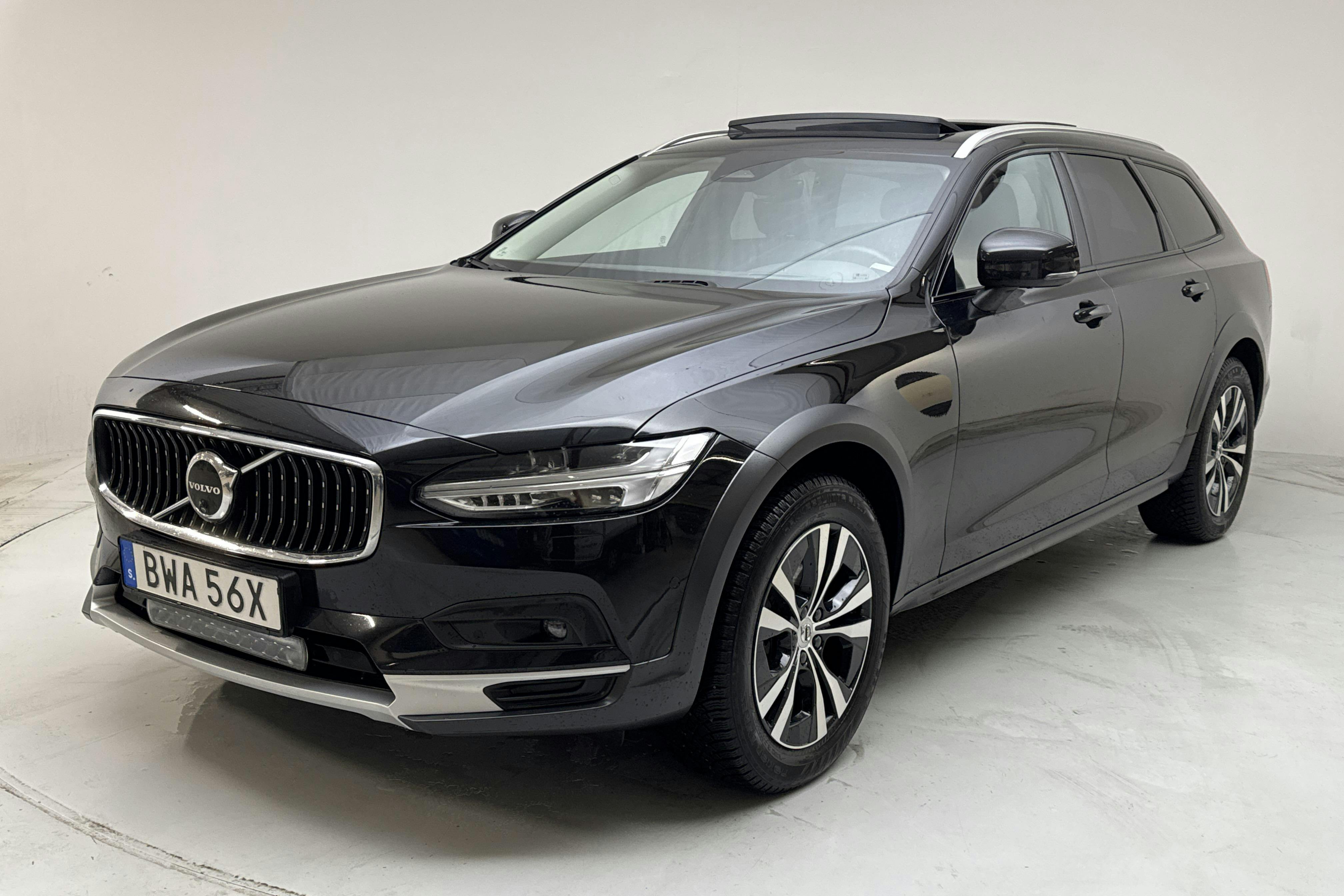 Esitlusfoto 1 aadressil 17: Volvo V90 B5 Cross Country AWD Mildhybrid, Bensin (250hk) - 72 910 km - Automaatne - must - 2024