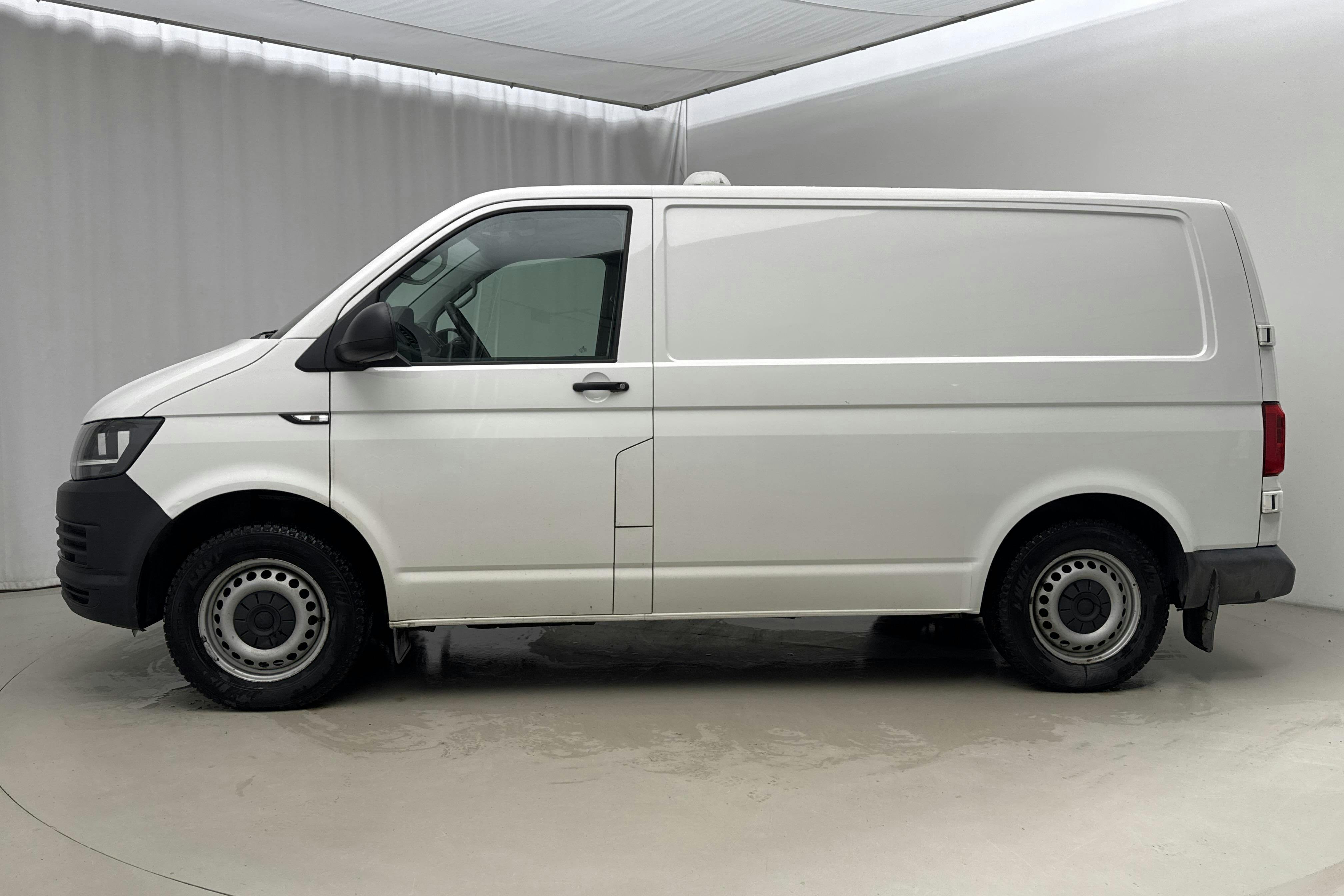 Präsentationsfoto 2 von 19: VW Transporter T6 2.0 TDI BMT Skåp (150hk) - 135 870 Kilometer - Verkaufsautomat - Weiß - 2019