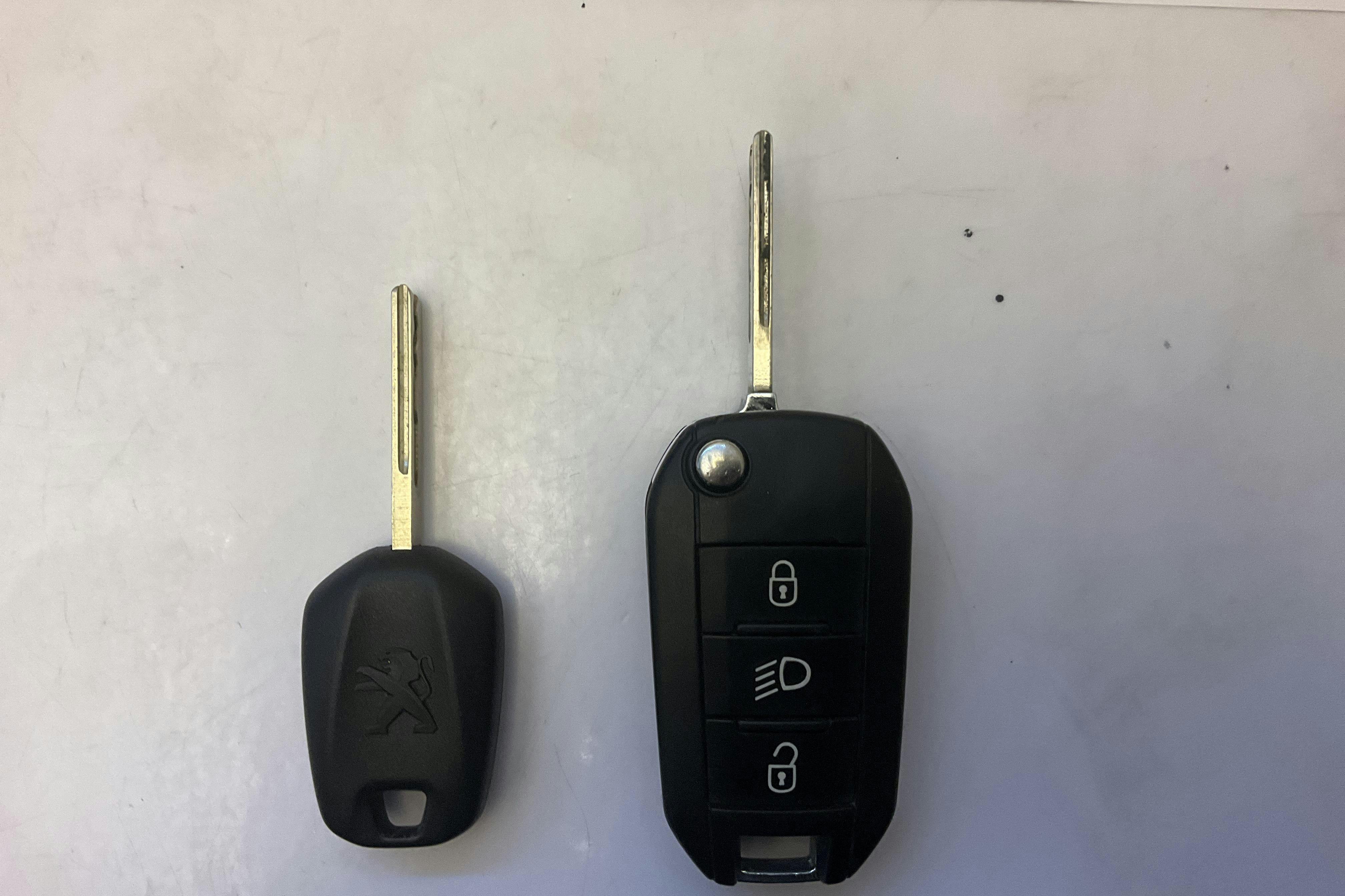 Zdjęcie prezentacyjne 11 z 11: Peugeot 308 SW BlueHDi (120hk) - 197 330 km - Manualna - szary - 2015