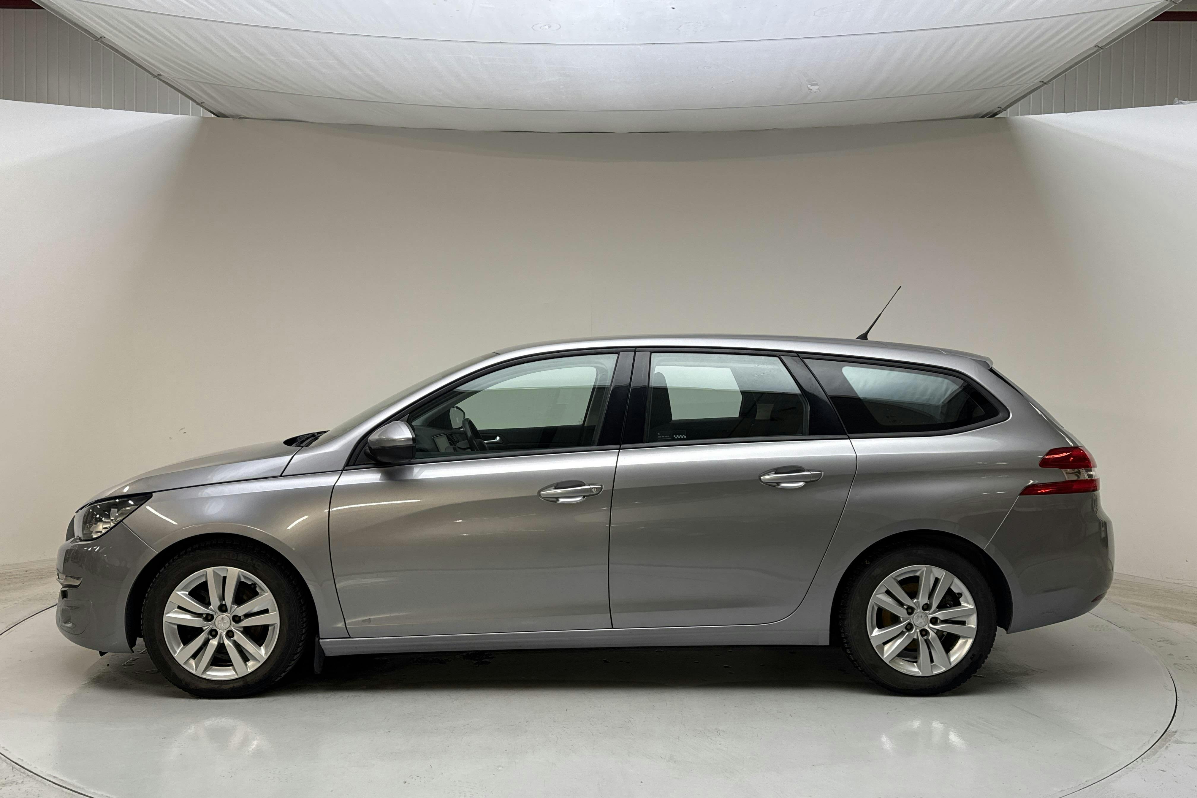 Zdjęcie prezentacyjne 2 z 11: Peugeot 308 SW BlueHDi (120hk) - 197 330 km - Manualna - szary - 2015