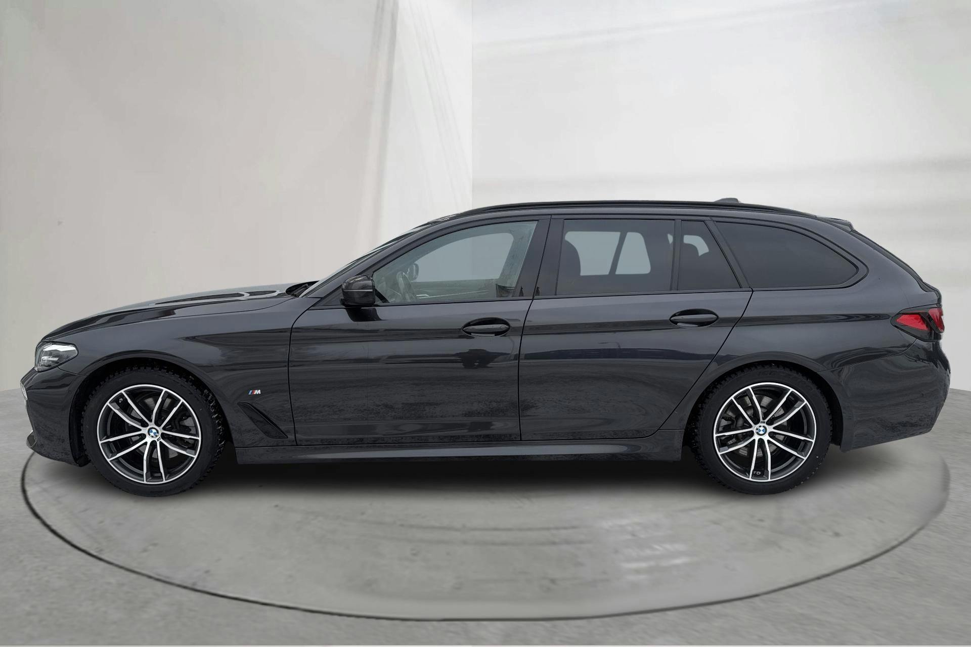 Presentation photo 2 of 18: BMW 520d xDrive Touring, G31 LCI (190hk+11hk) - 159 550 km - Automatic - gray - 2023