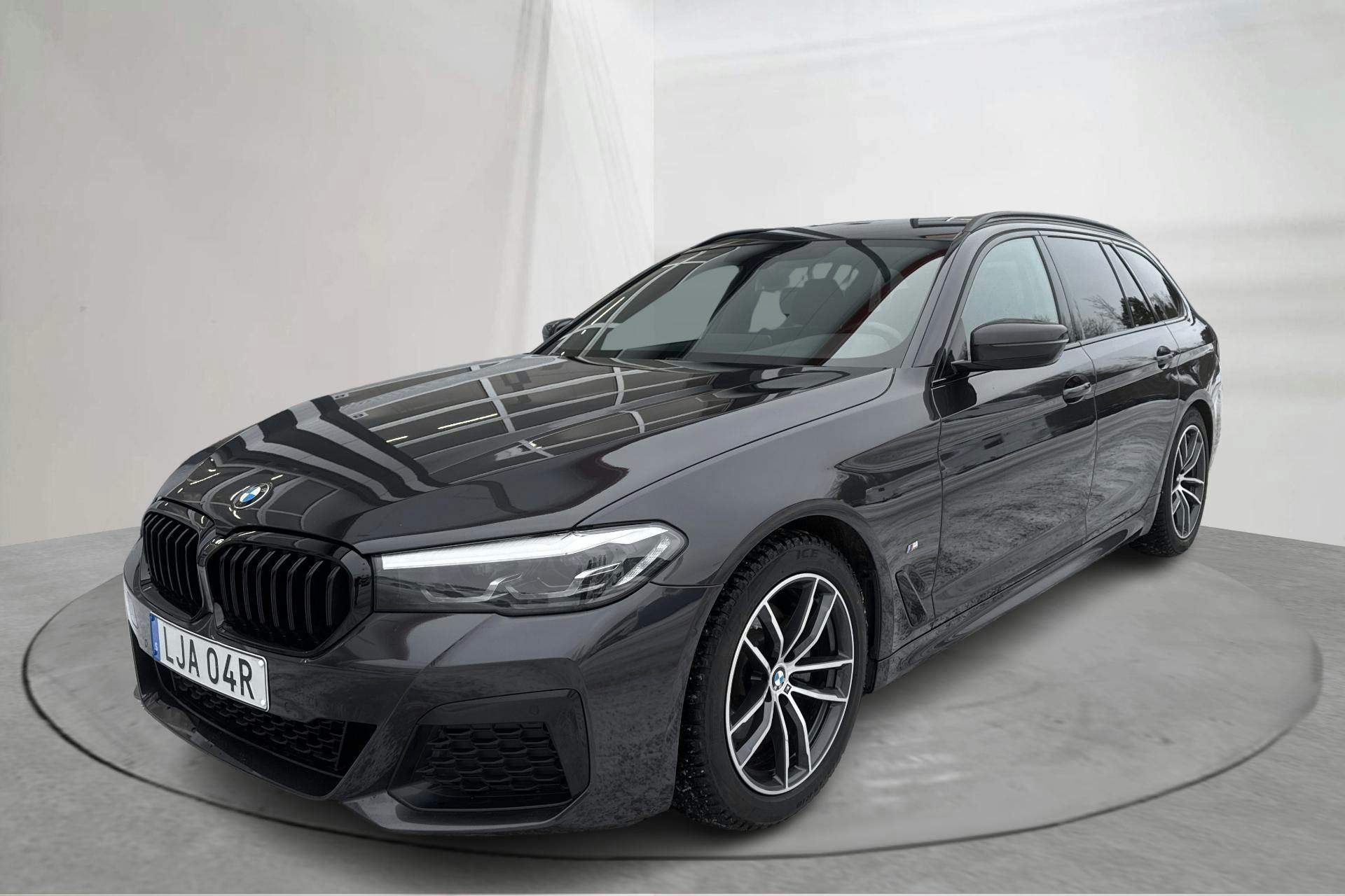 Presentation photo 1 of 18: BMW 520d xDrive Touring, G31 LCI (190hk+11hk) - 159 550 km - Automatic - gray - 2023
