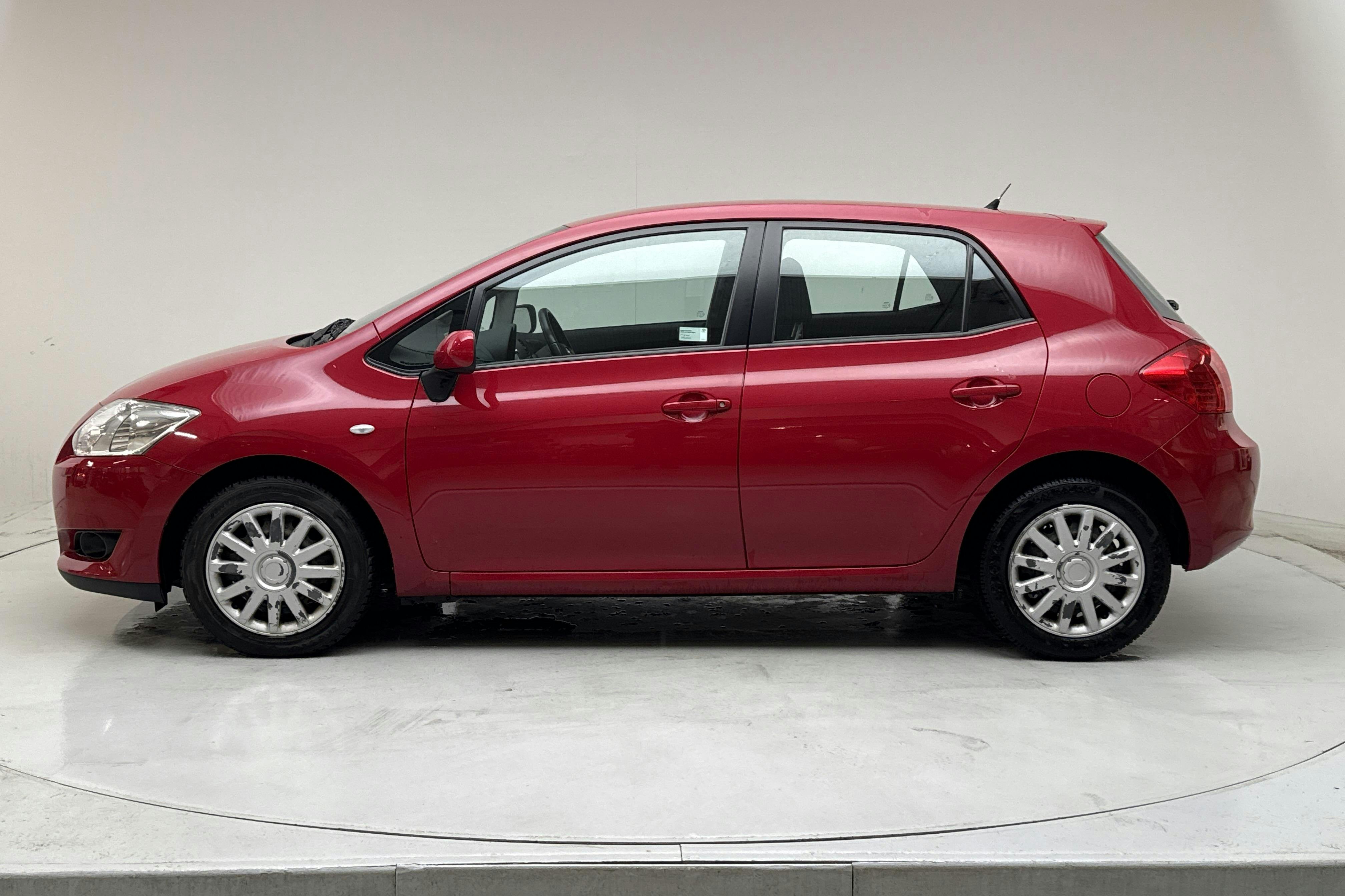 Præsentationsfoto 2 af 13: Toyota Auris 1.6 VVT-i 5dr (124hk) - 148 790 kilometer - Manuel - Rød farve - 2008