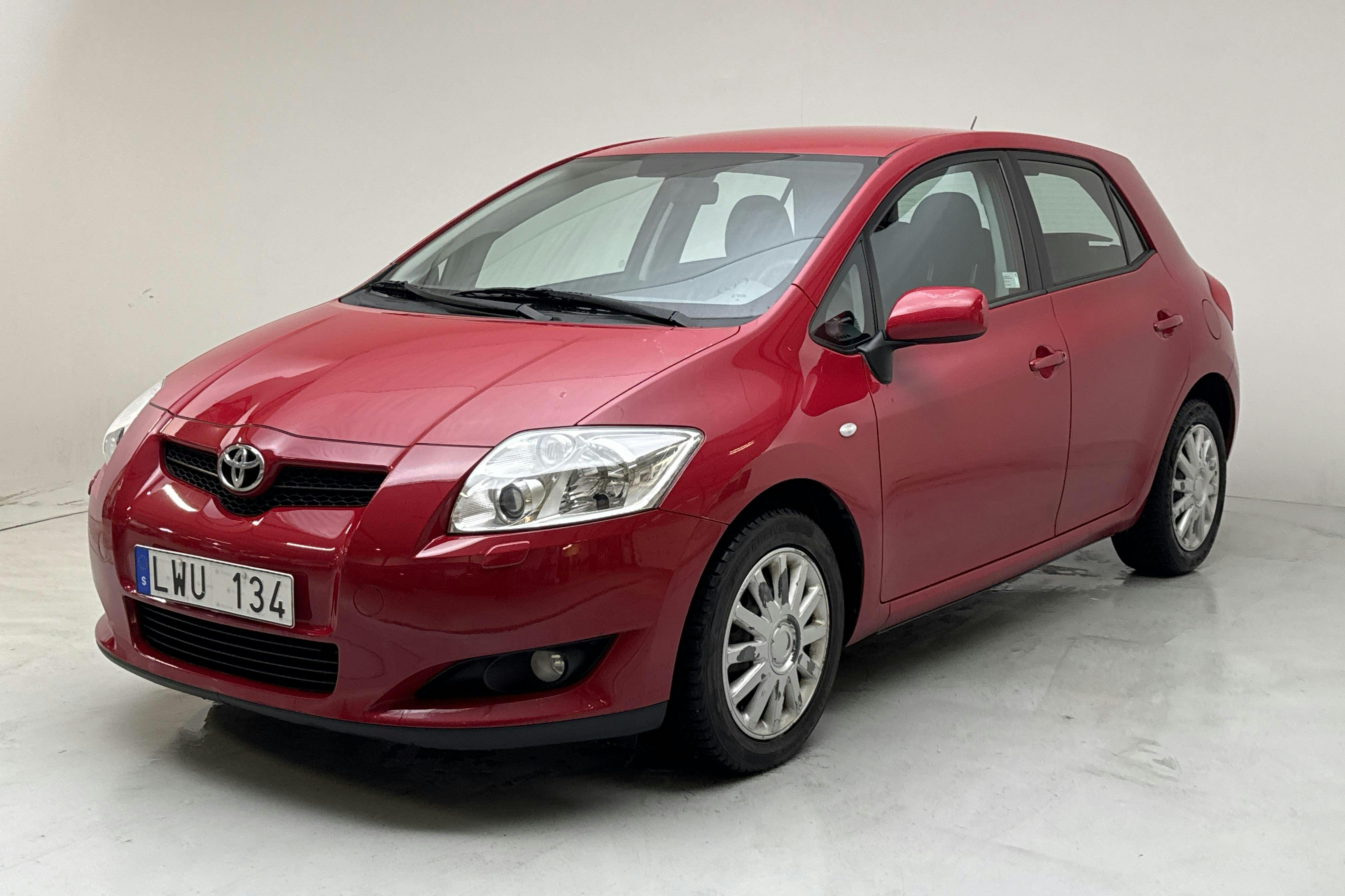 Præsentationsfoto 1 af 13: Toyota Auris 1.6 VVT-i 5dr (124hk) - 148 790 kilometer - Manuel - Rød farve - 2008