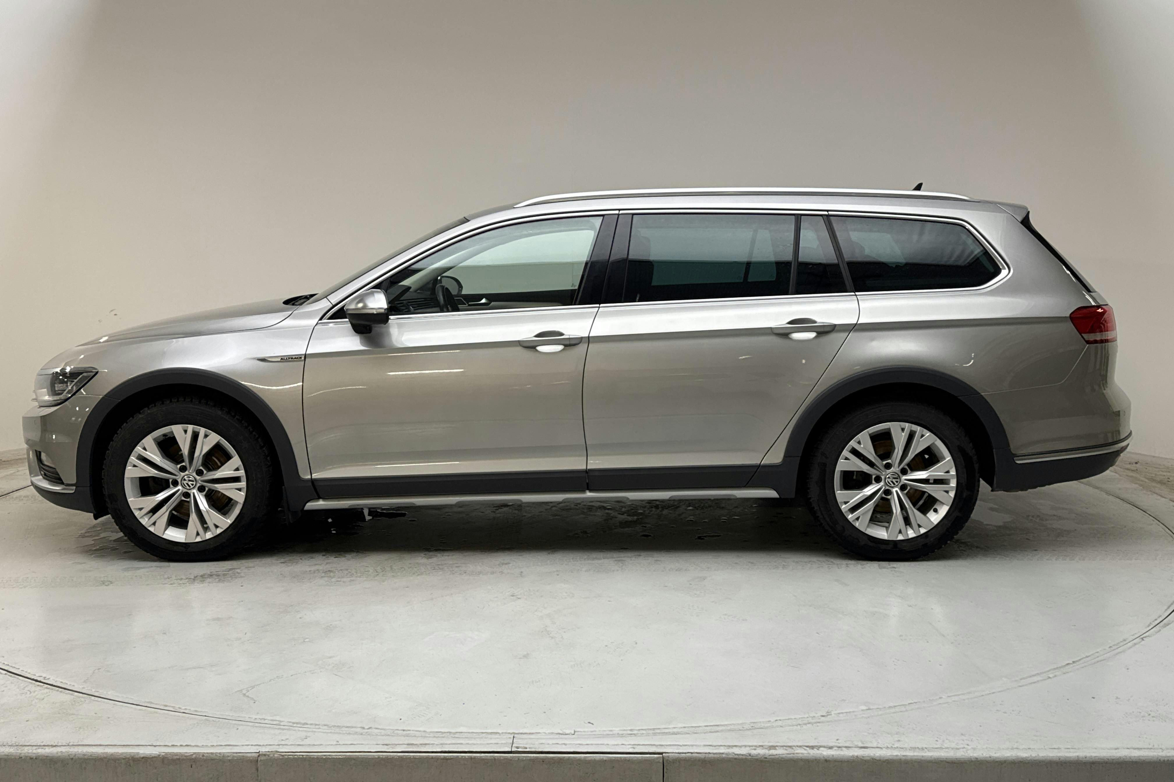 Esitlusfoto 2 aadressil 14: VW Passat Alltrack 2.0 TDI 4MOTION (190hk) - 223 630 km - Automaatne - hõbe - 2017