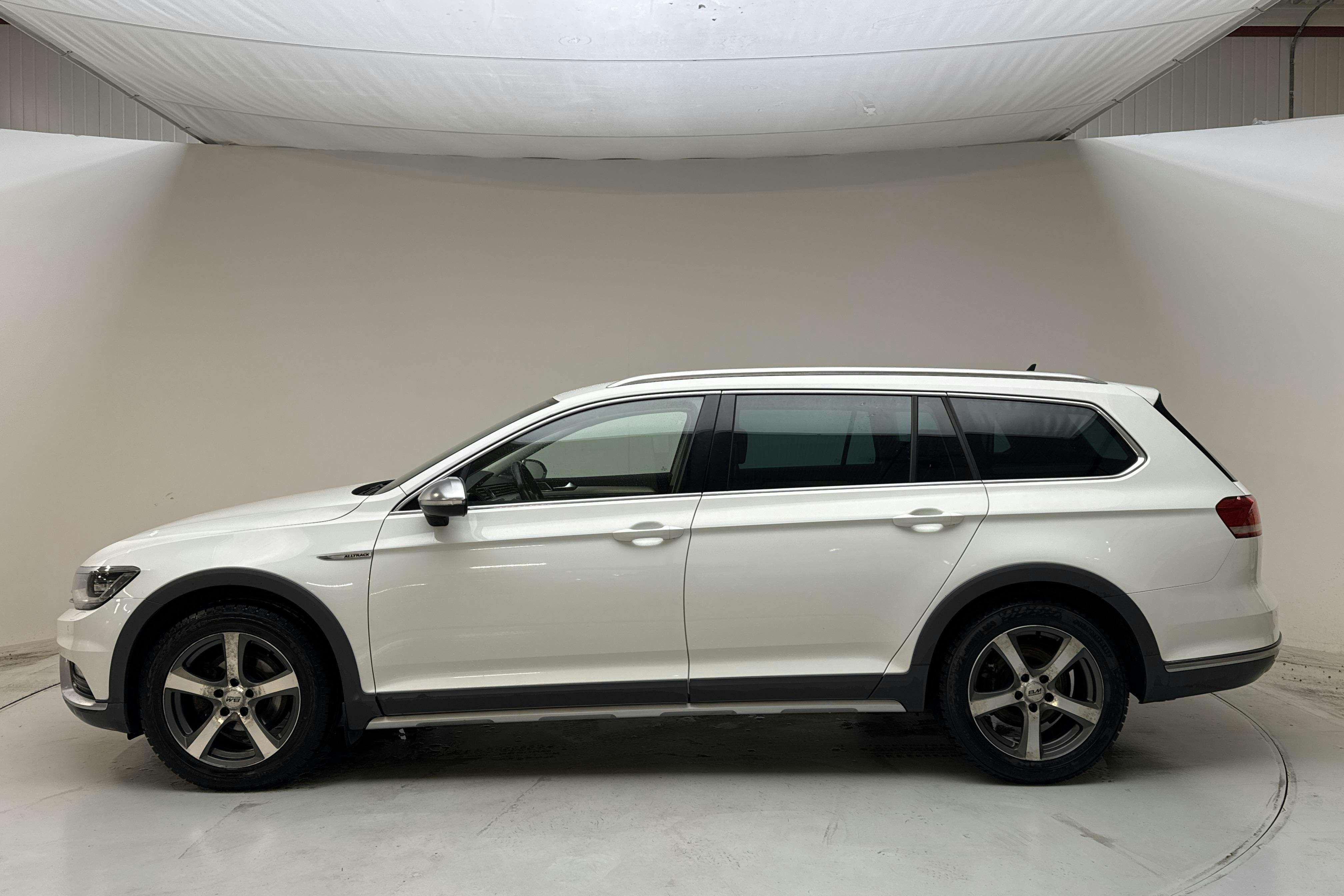 Presentationsfoto 2 av 14: VW Passat Alltrack 2.0 TDI 4MOTION (190hk) - 20 216 mil - Automat - vit - 2017