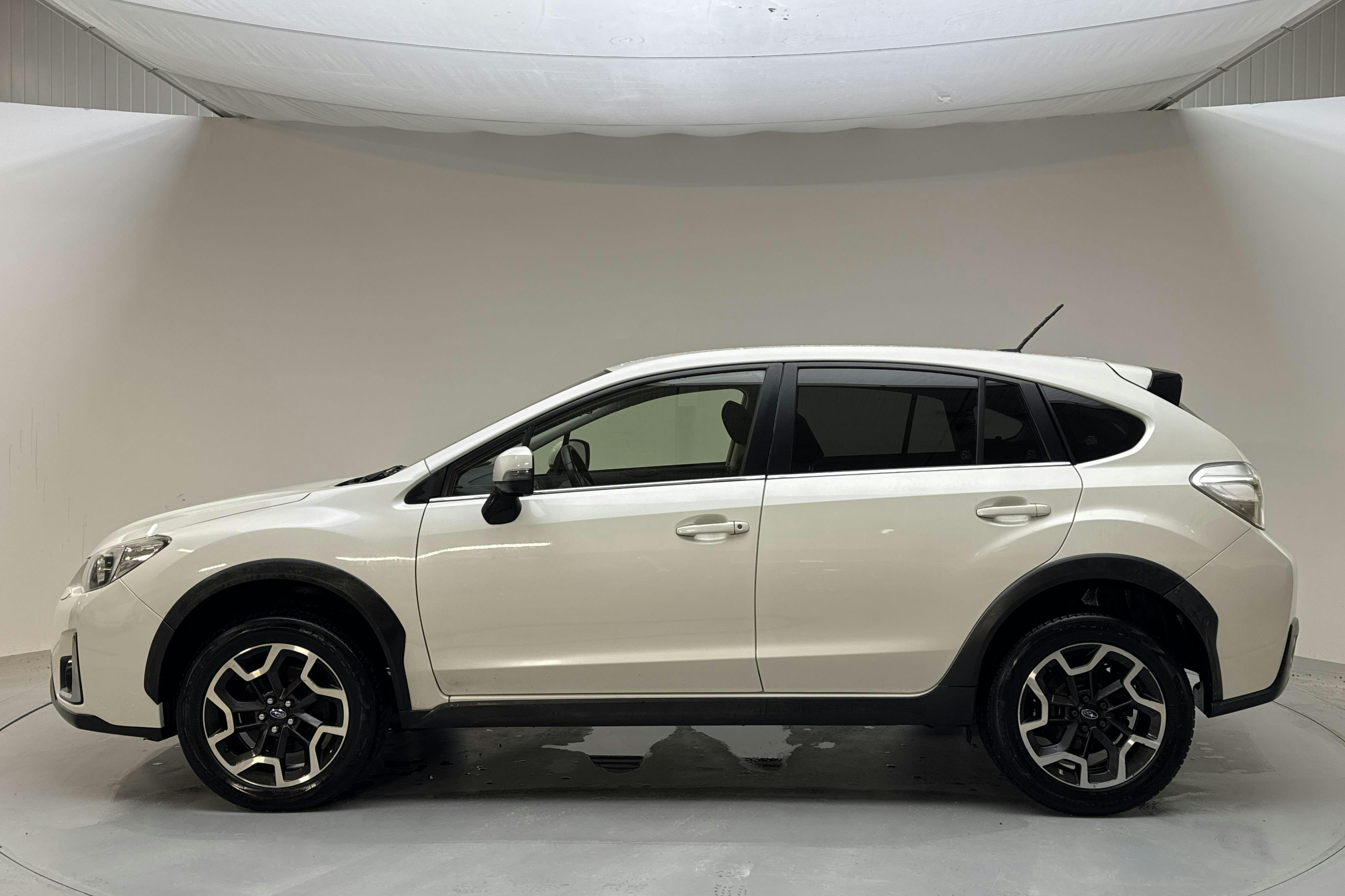 Presentation photo 2 of 11: Subaru XV 2.0D (147hk) - 184 840 km - Manual - white - 2016