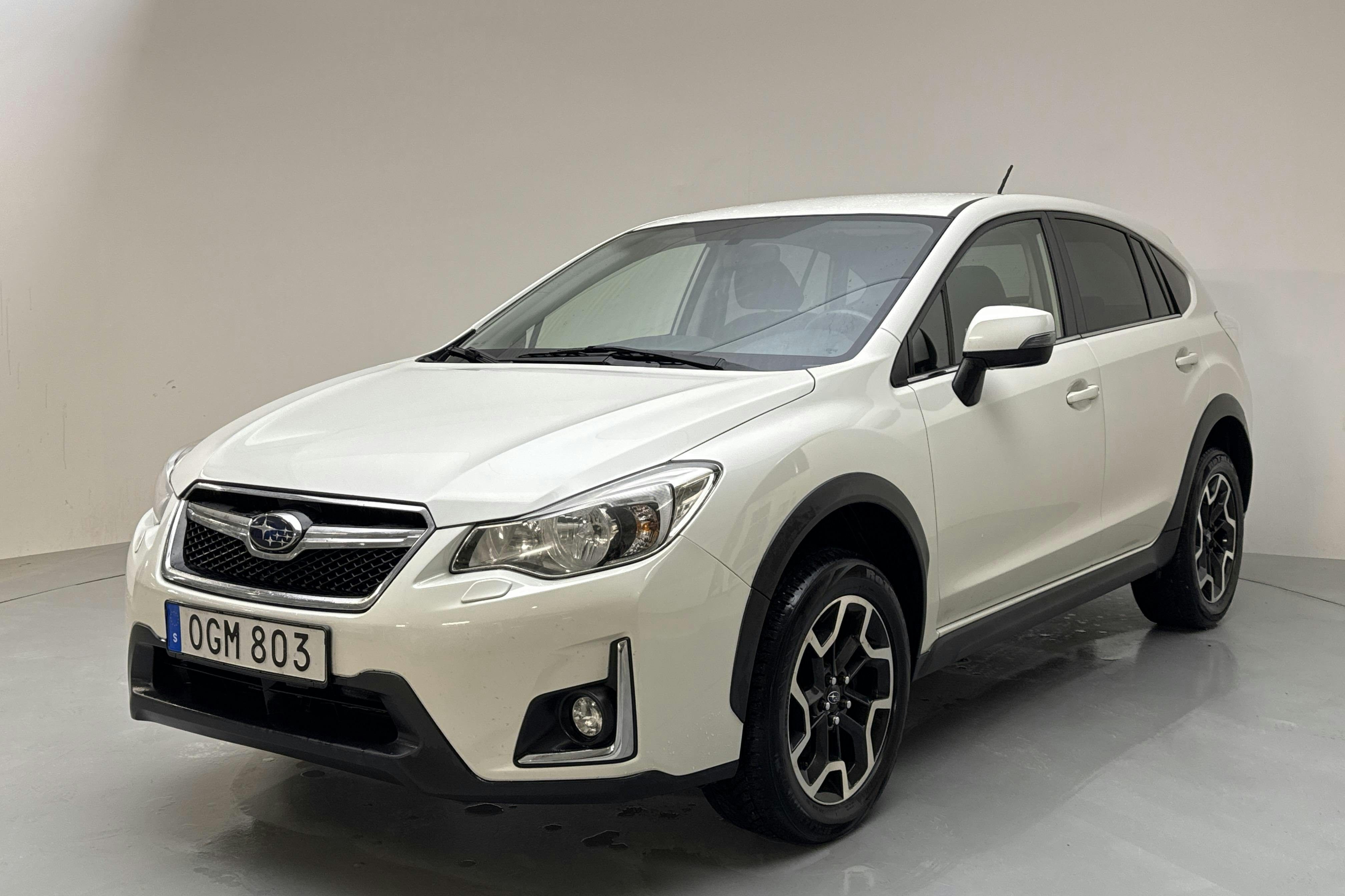 Presentation photo 1 of 11: Subaru XV 2.0D (147hk) - 184 840 km - Manual - white - 2016